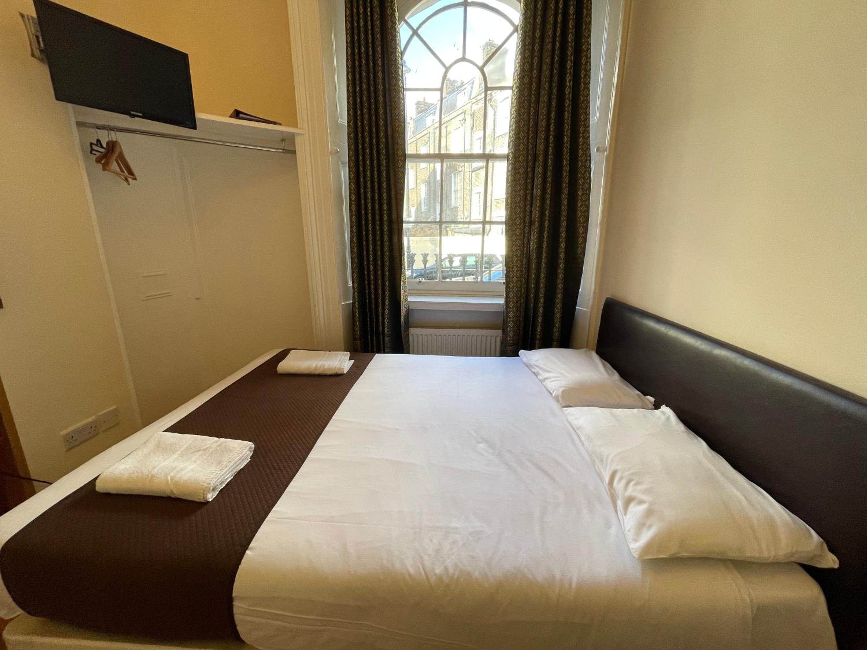Basic Triple Room with Shared Bathroom photo 2