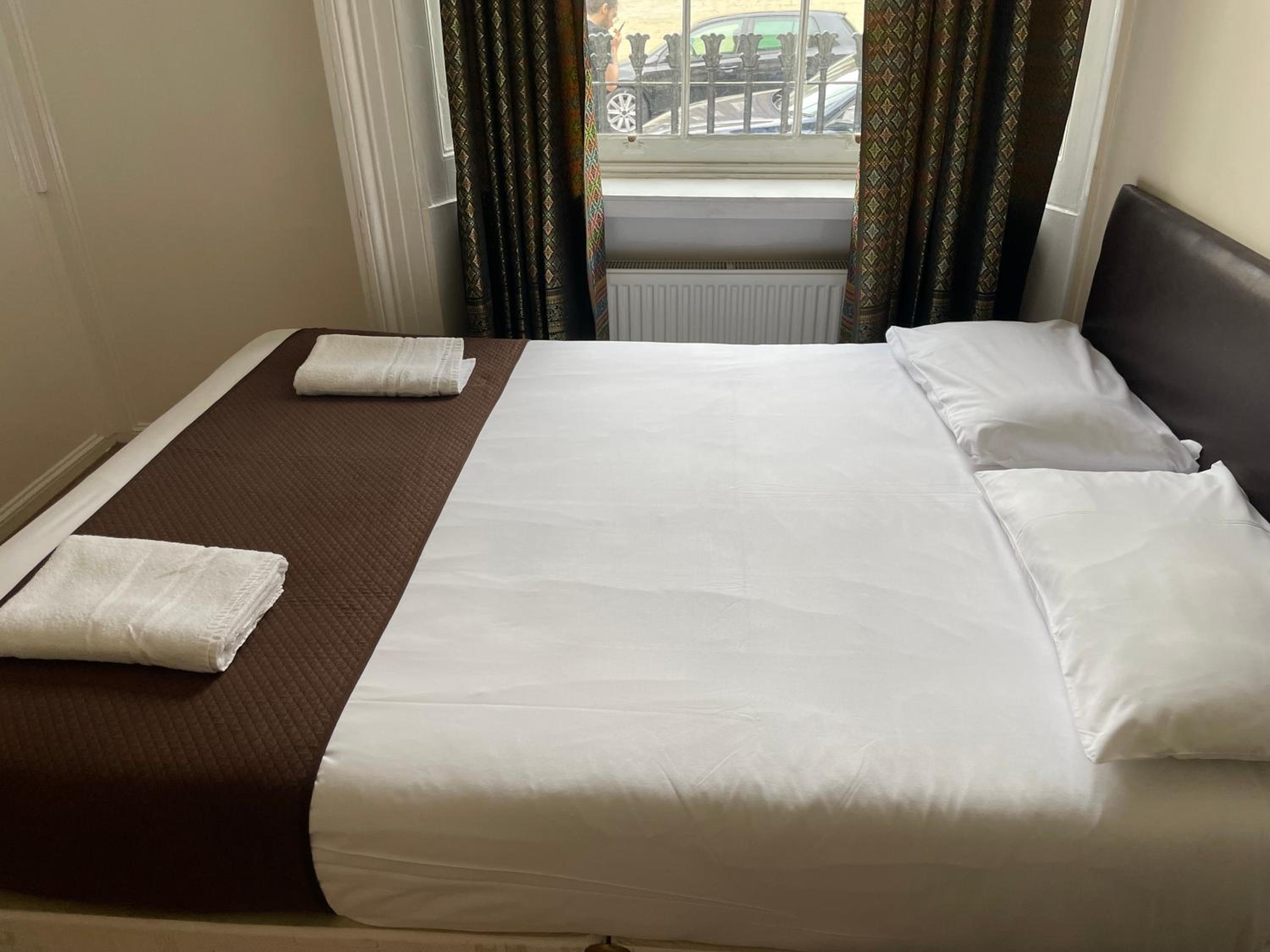 Basic Triple Room with Shared Bathroom photo 3