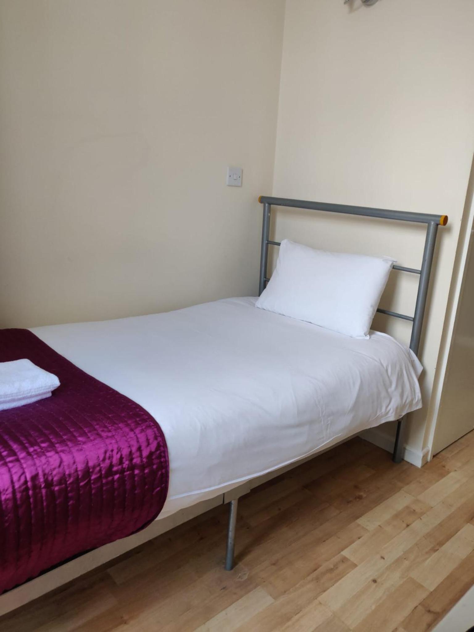 Single Room with Private Bathroom photo 1