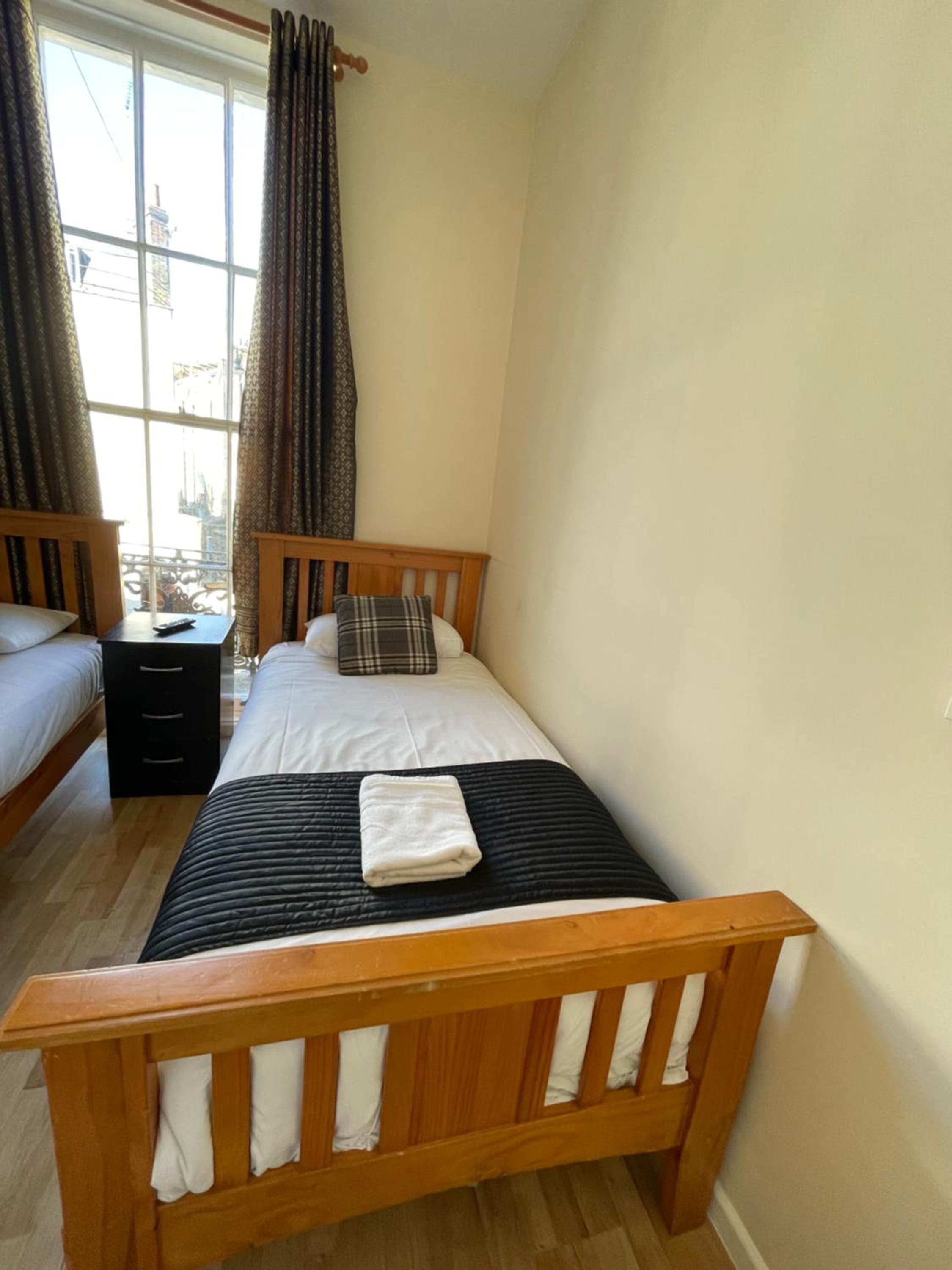 Twin Room with Bathroom photo 2
