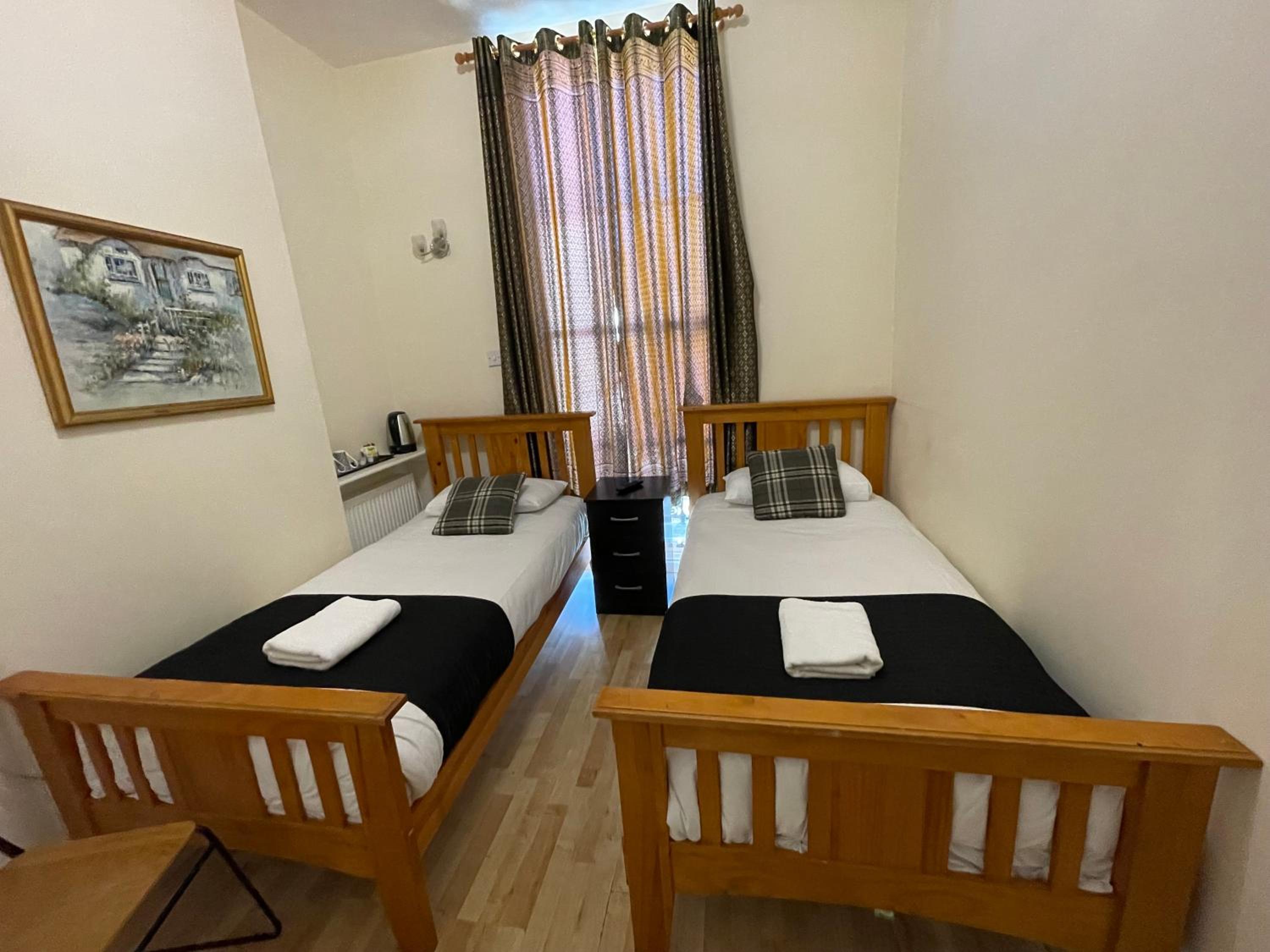 Twin Room with Bathroom photo 1