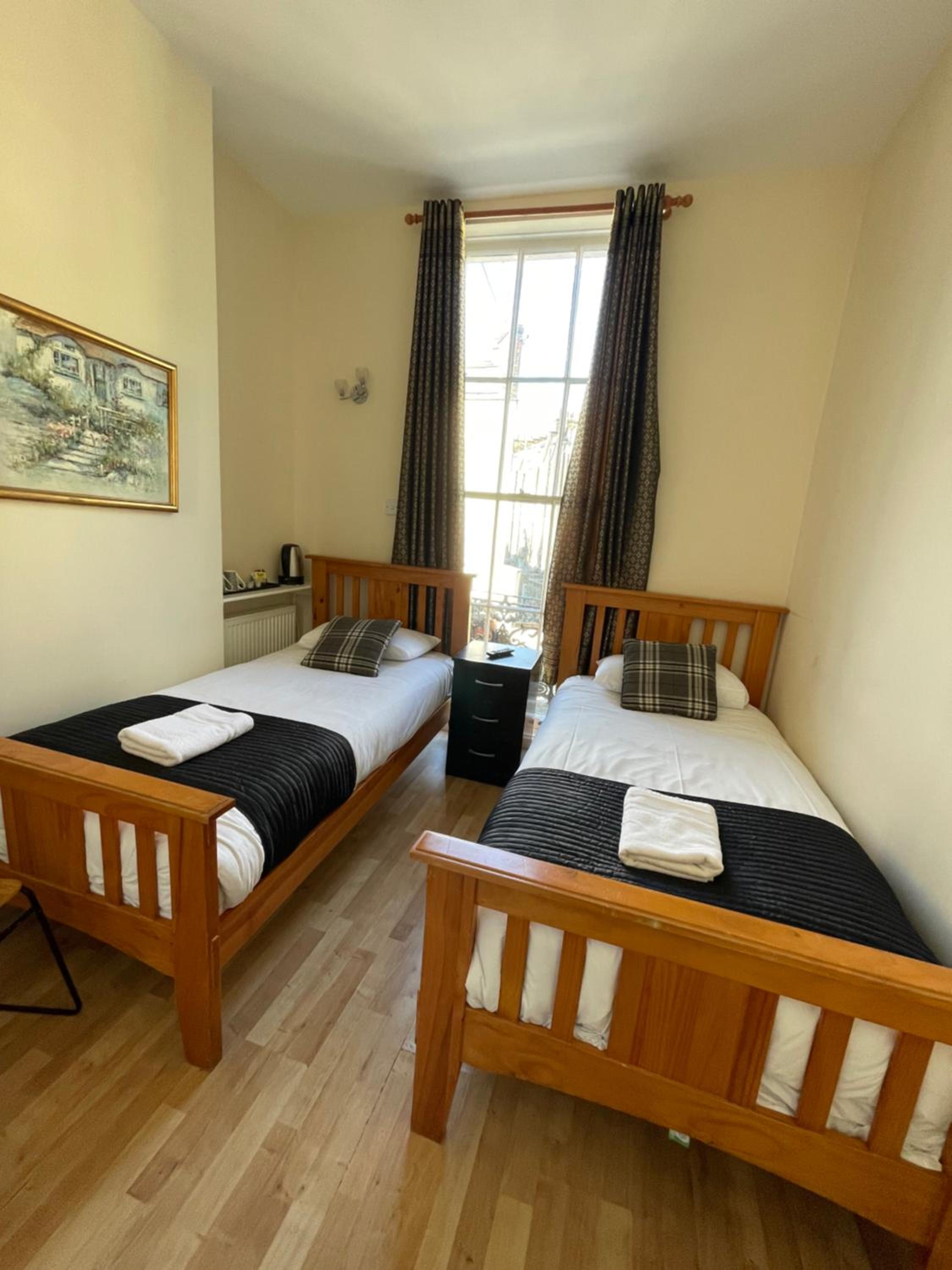 Twin Room with Bathroom photo 3