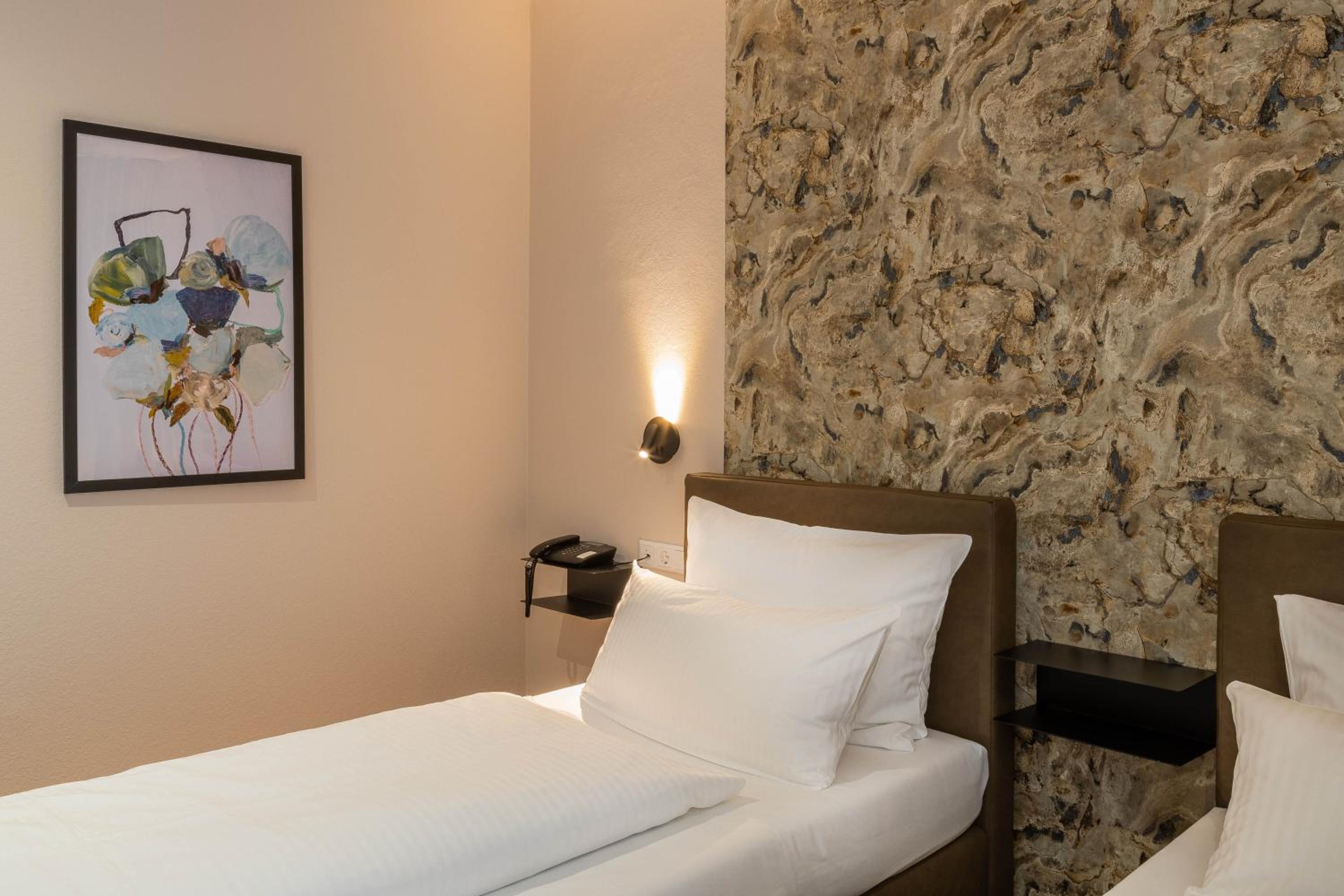Standard Twin Room - Photo 2