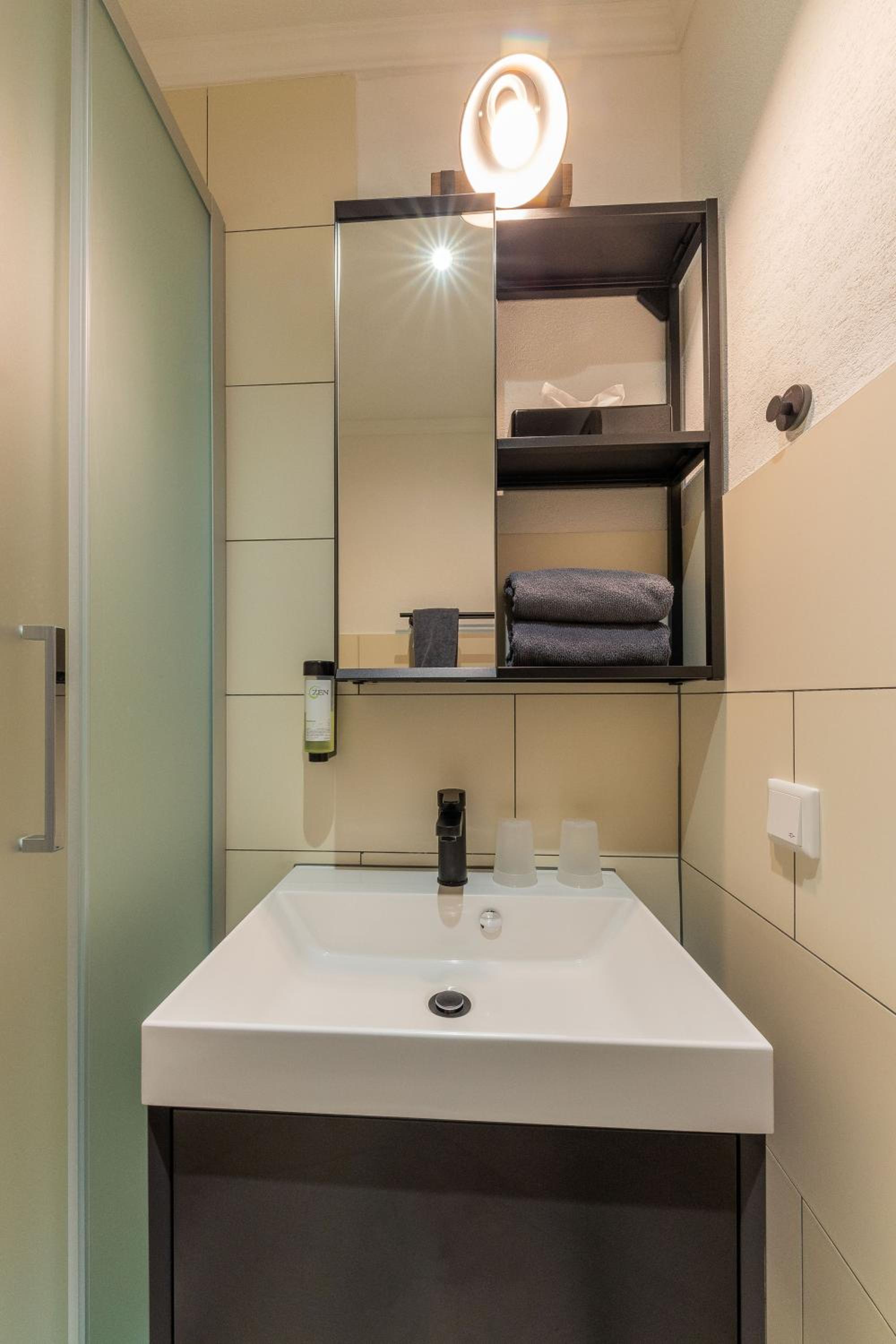 Standard Twin Room - Photo 6