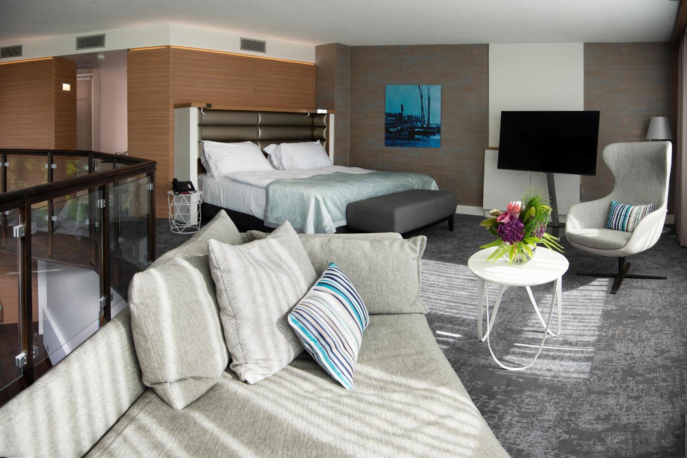 Duplex King Suite with Lake View thumbnail 5