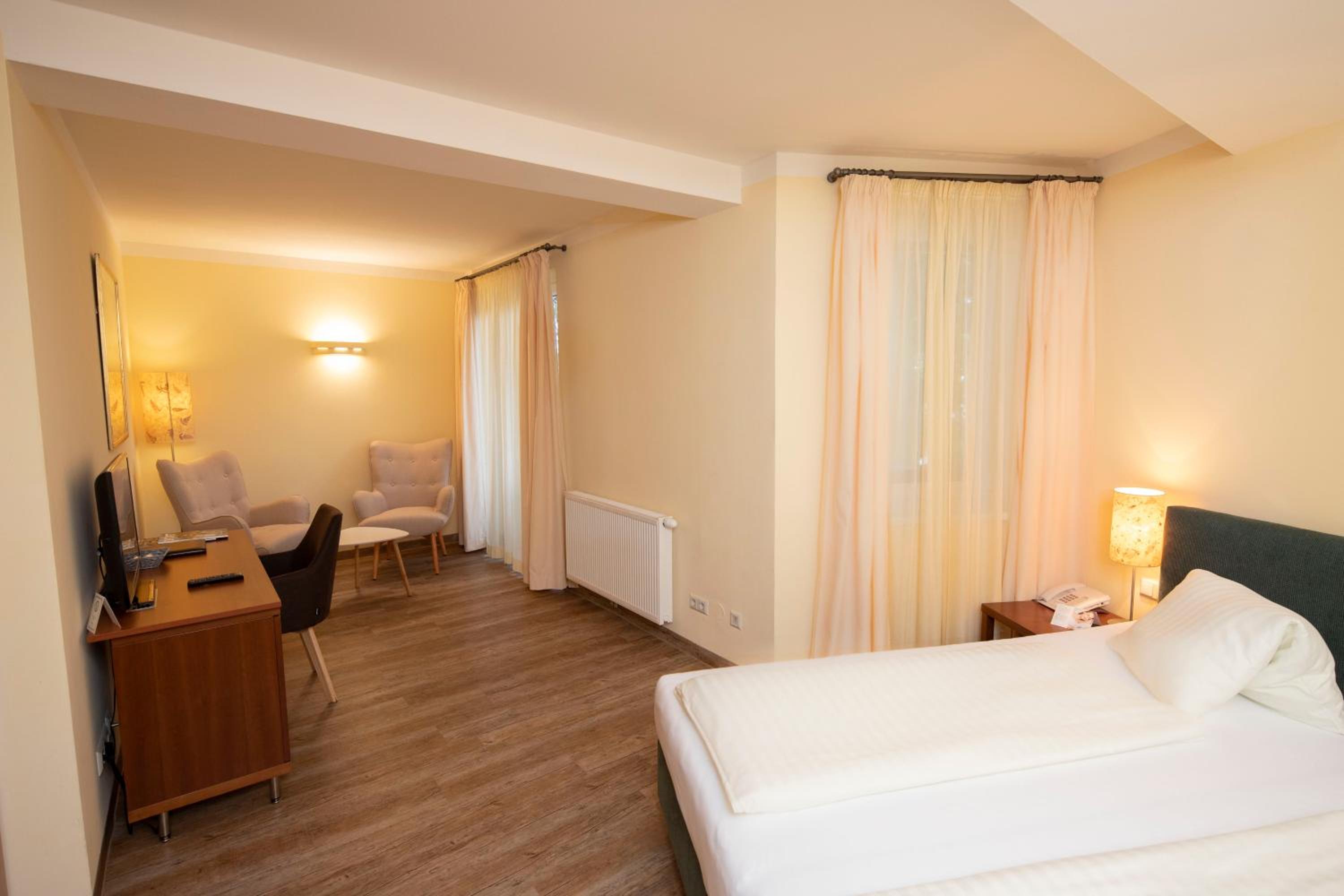 Double Room with Balcony - Photo 4
