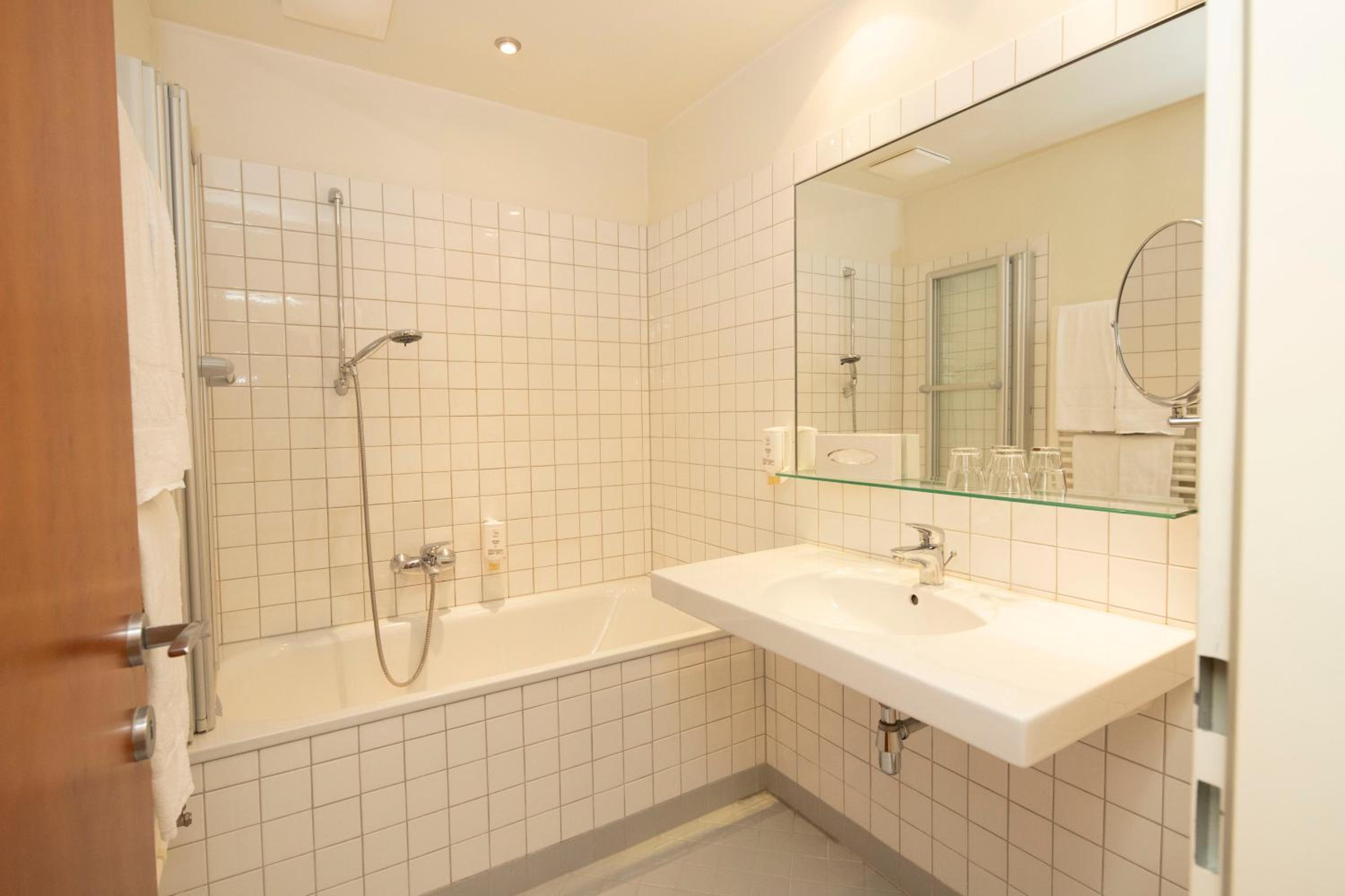 Double Room with Balcony - Photo 3