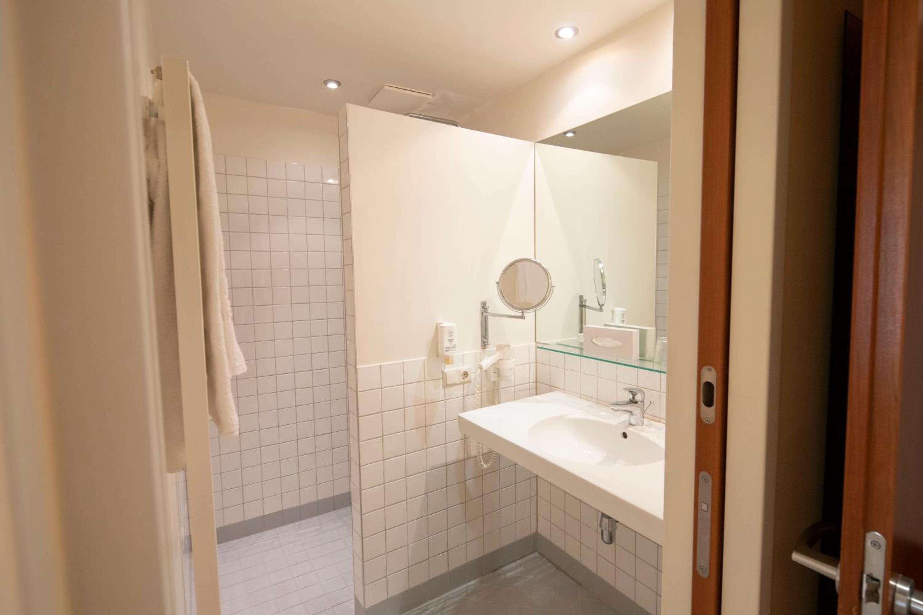 Double Room with Balcony - Photo 11