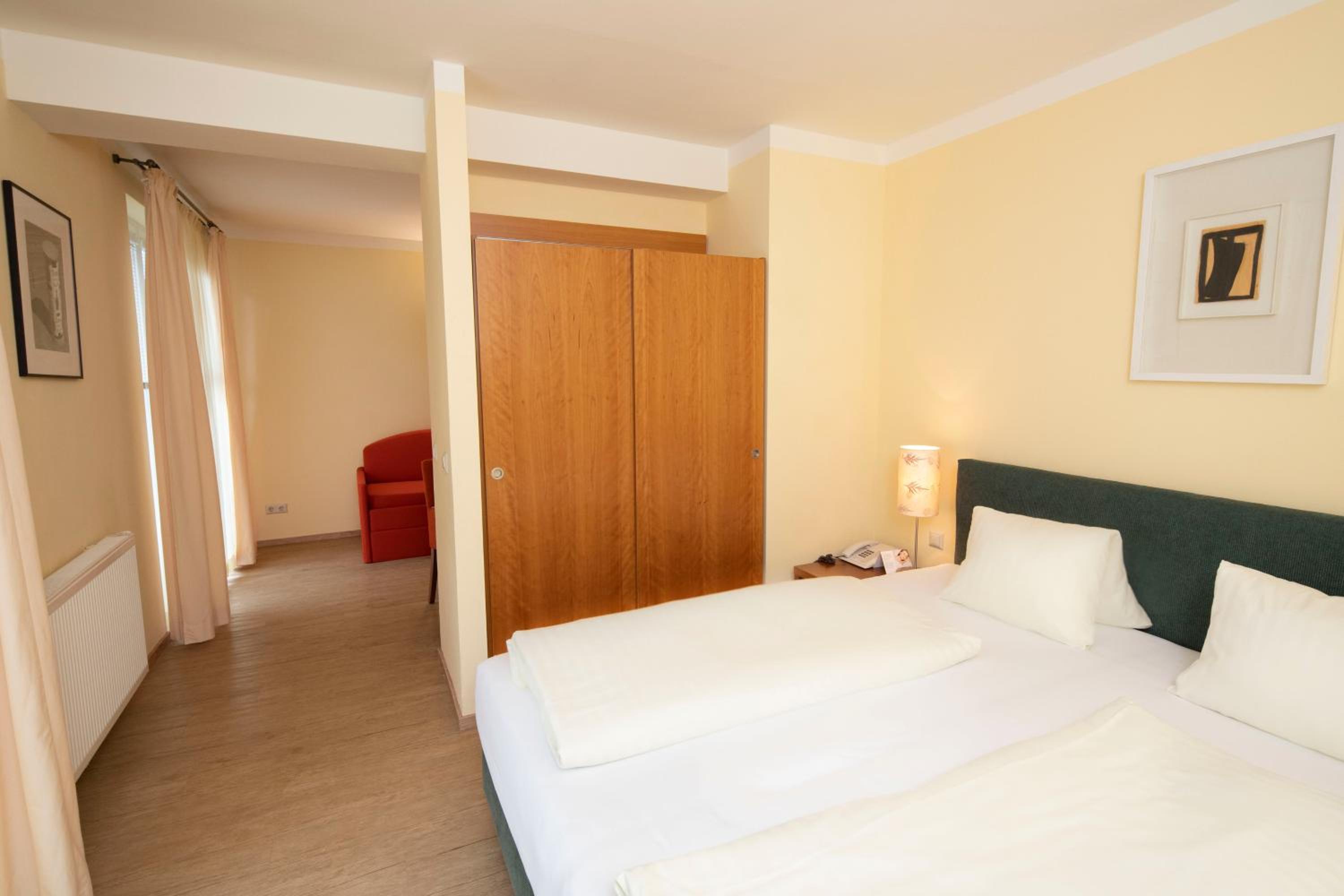 Double Room with Balcony - Photo 6