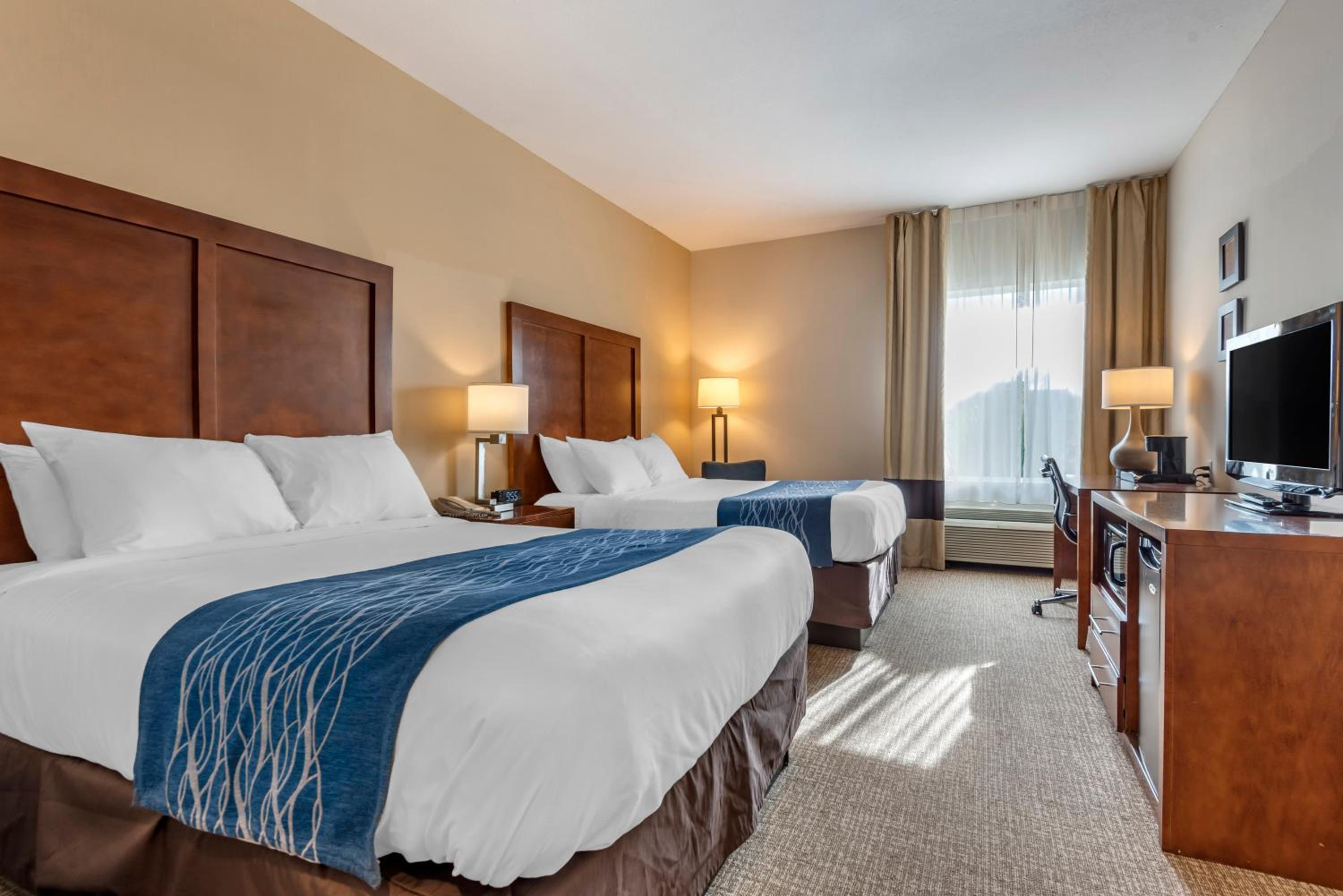 Standard Queen Room with Two Queen Beds - Non Smoking  photo 3