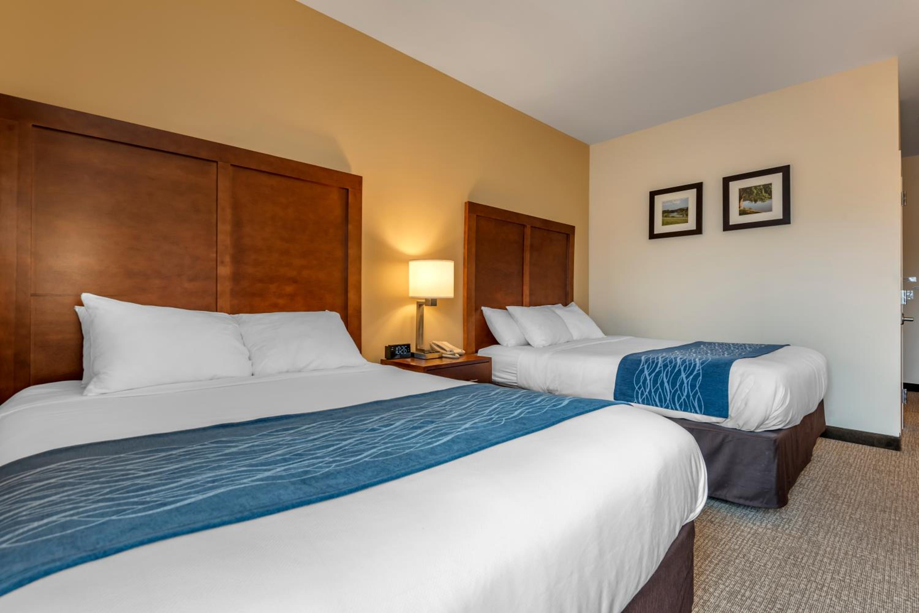 Queen Room with Two Queen Beds - Accessible/Non Smoking photo 3