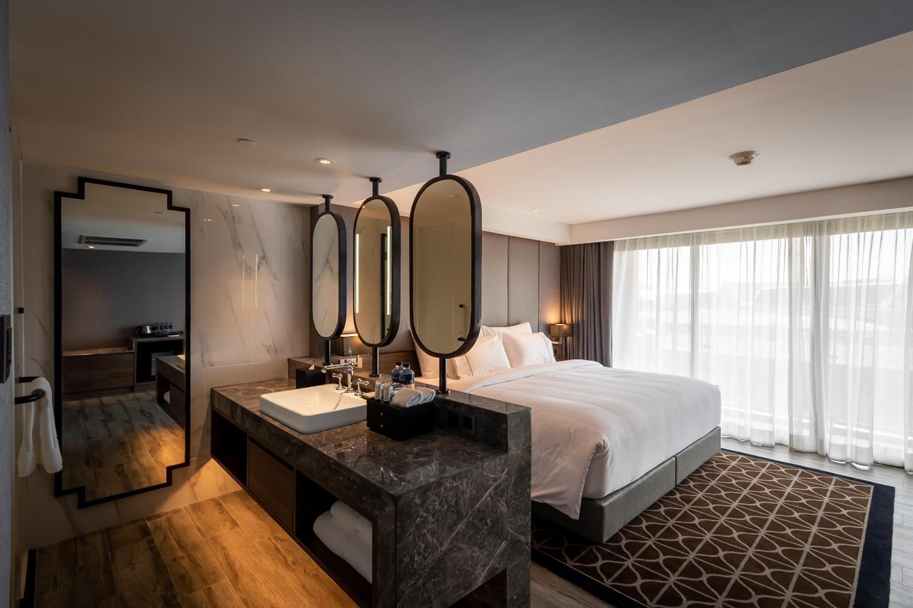Deluxe King Room photo 3