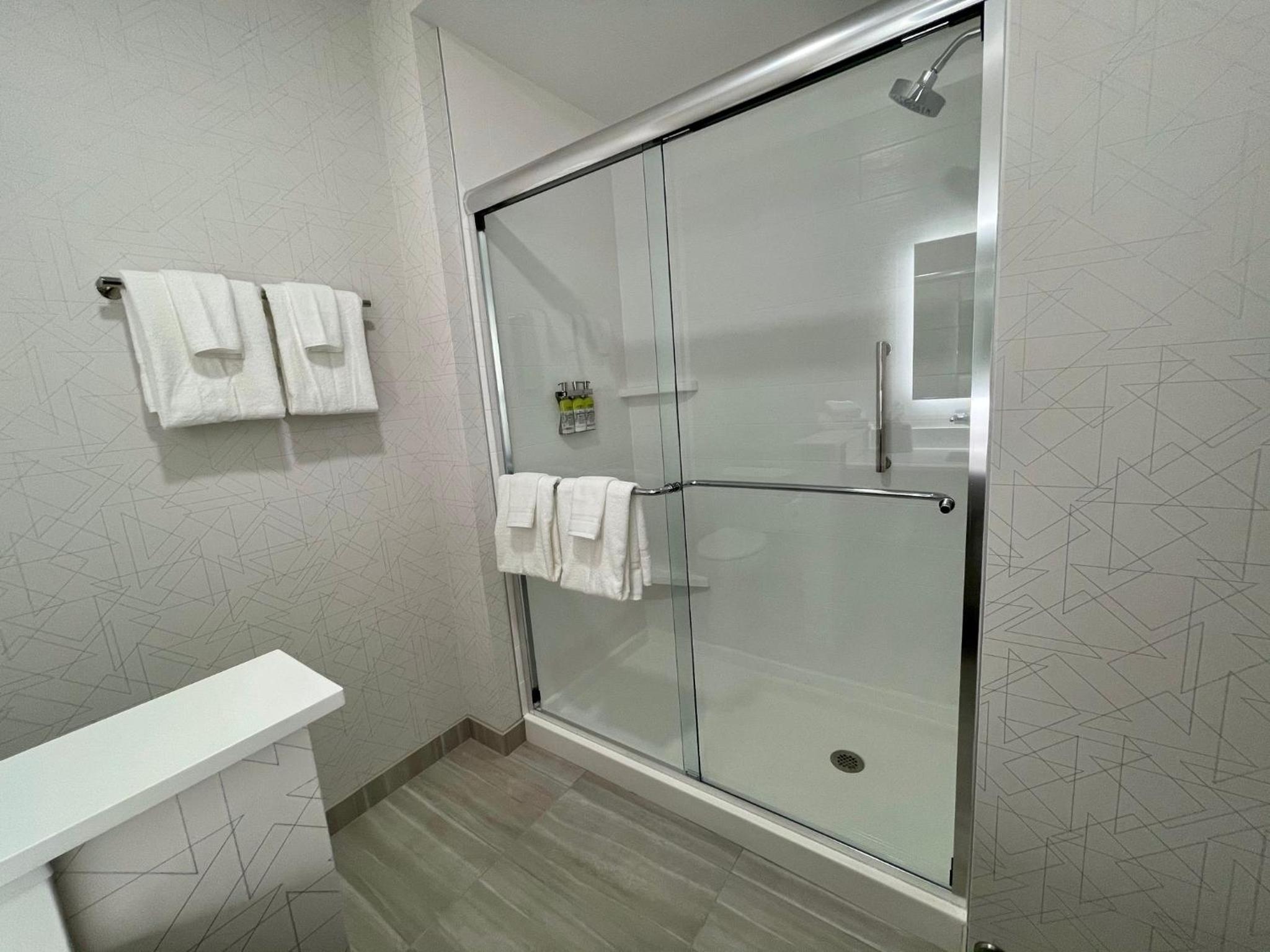 Standard King Room with Walk-In Shower - Photo 2
