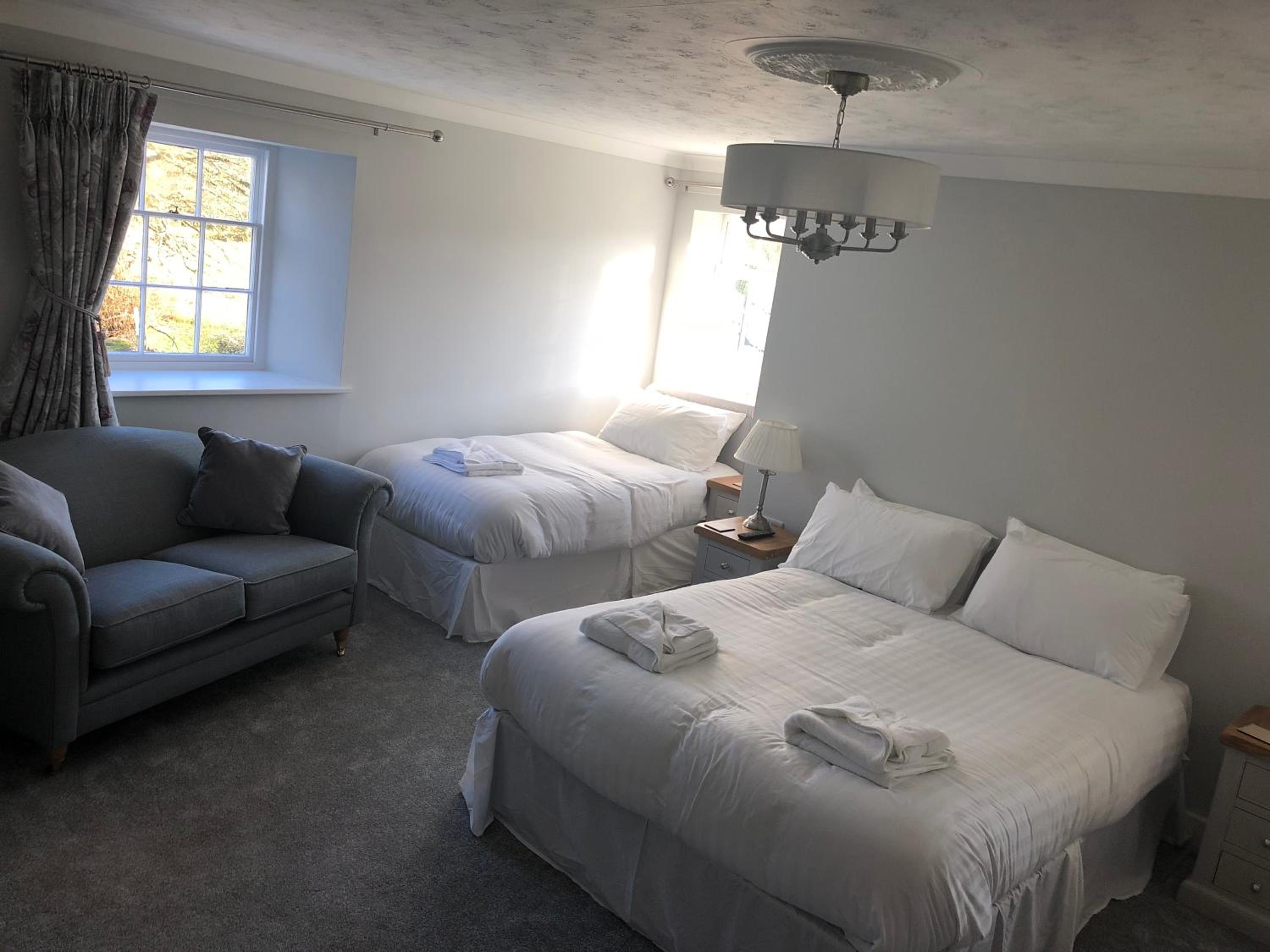 Five-Bedroom House - Photo 1
