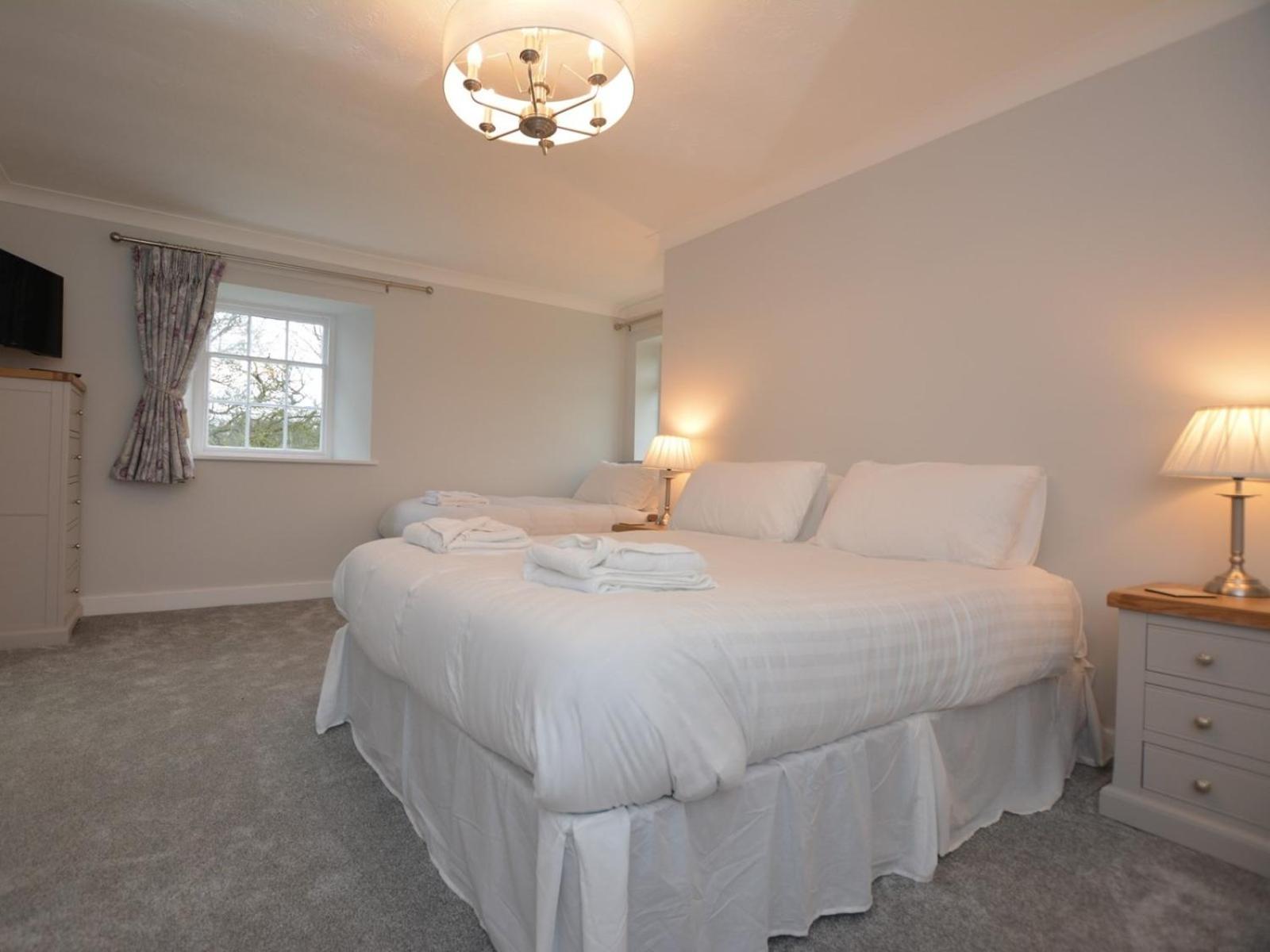 Five-Bedroom House - Photo 8