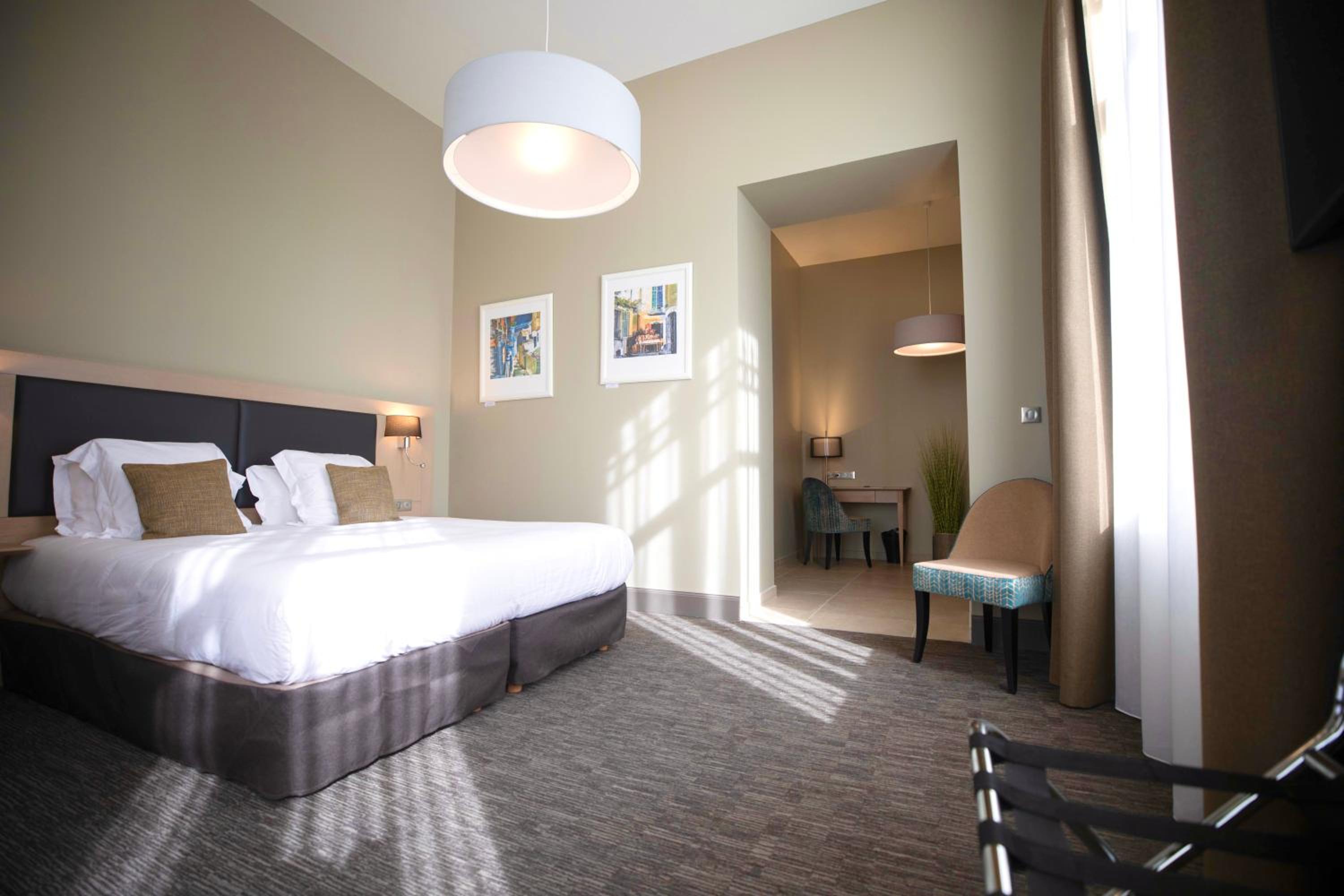 Suite with Hot Tub - Photo 3
