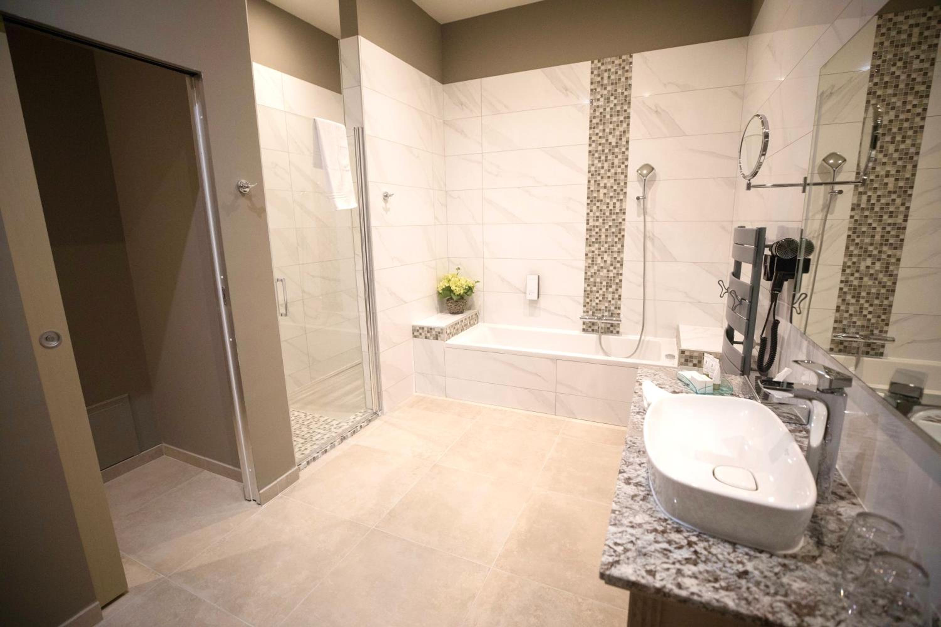 Suite with Hot Tub - Photo 2