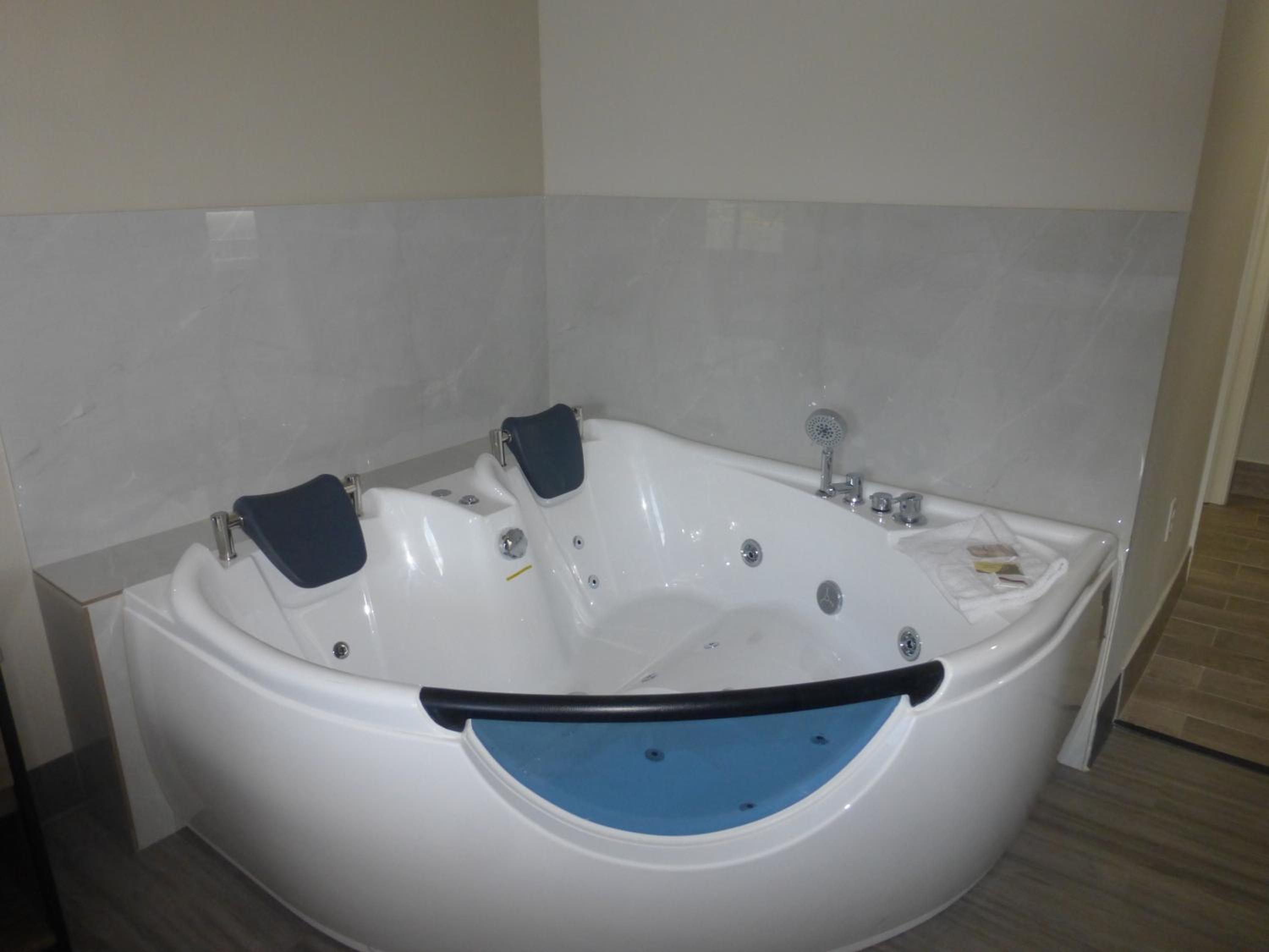 Superior King Room with Spa Bath Non-Smoking - Photo 3