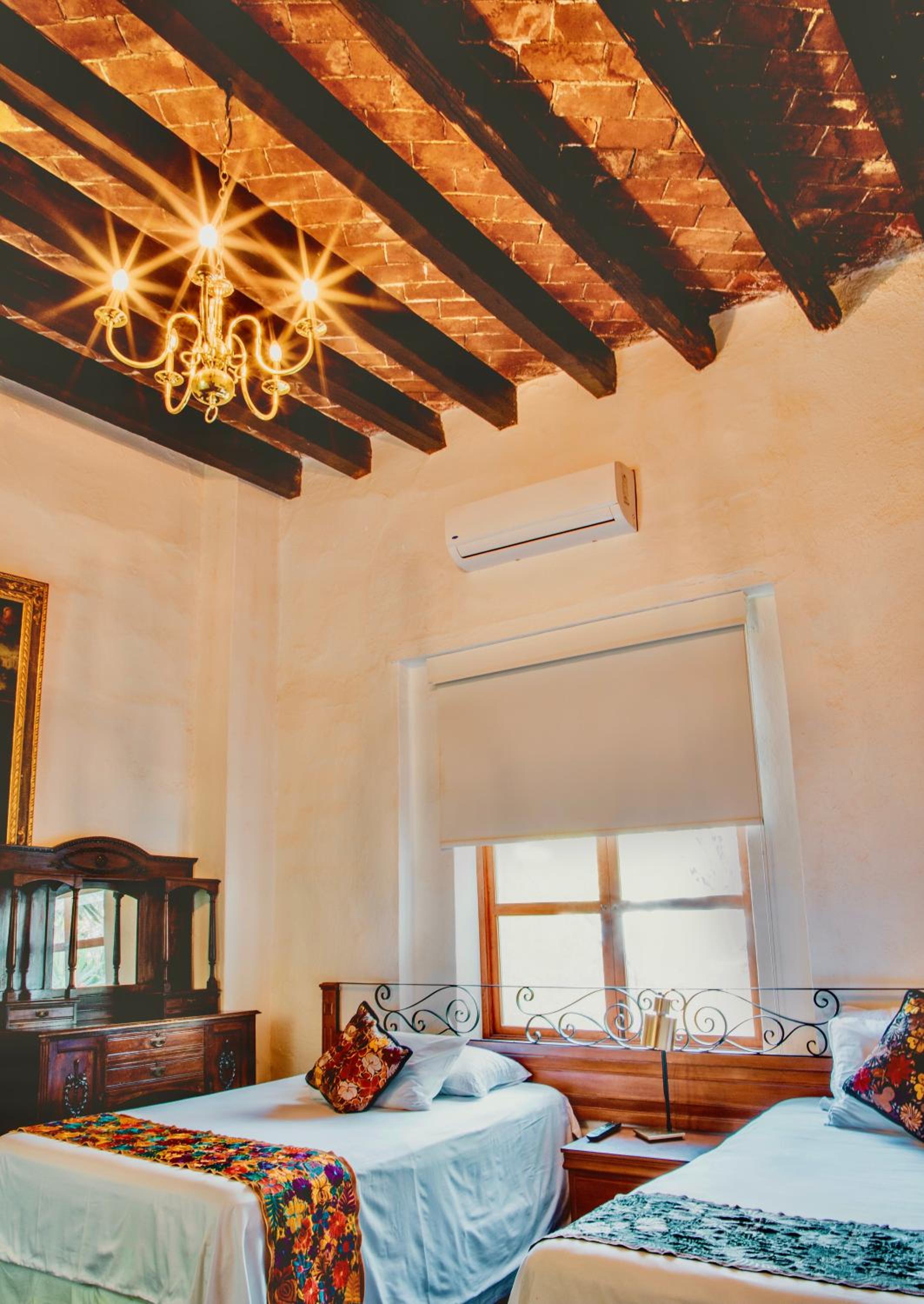 Deluxe Queen Room with Two Queen Beds - Photo 9