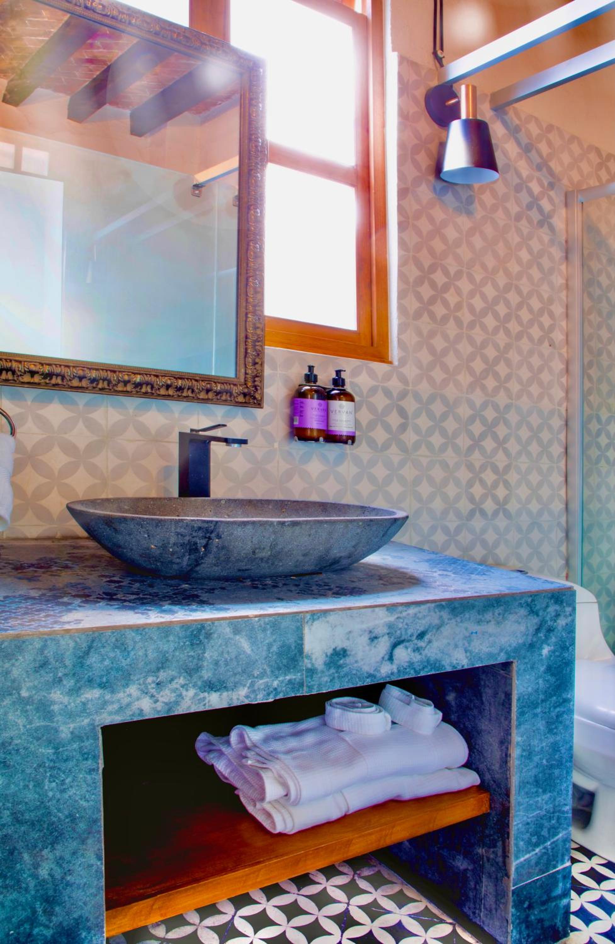Deluxe Queen Room with Two Queen Beds - Photo 10