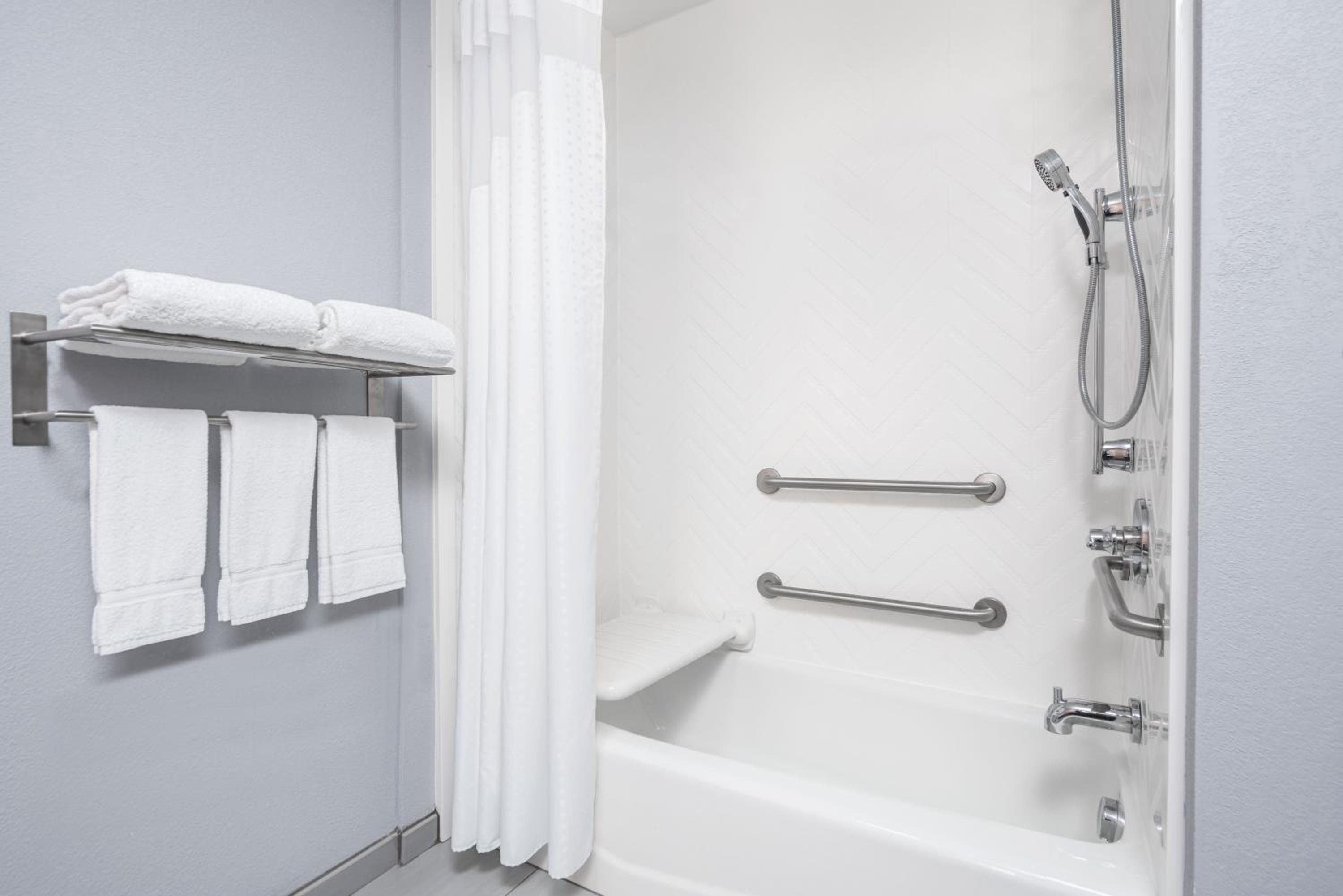 Standard King Room - Mobility Accessible - Photo 3