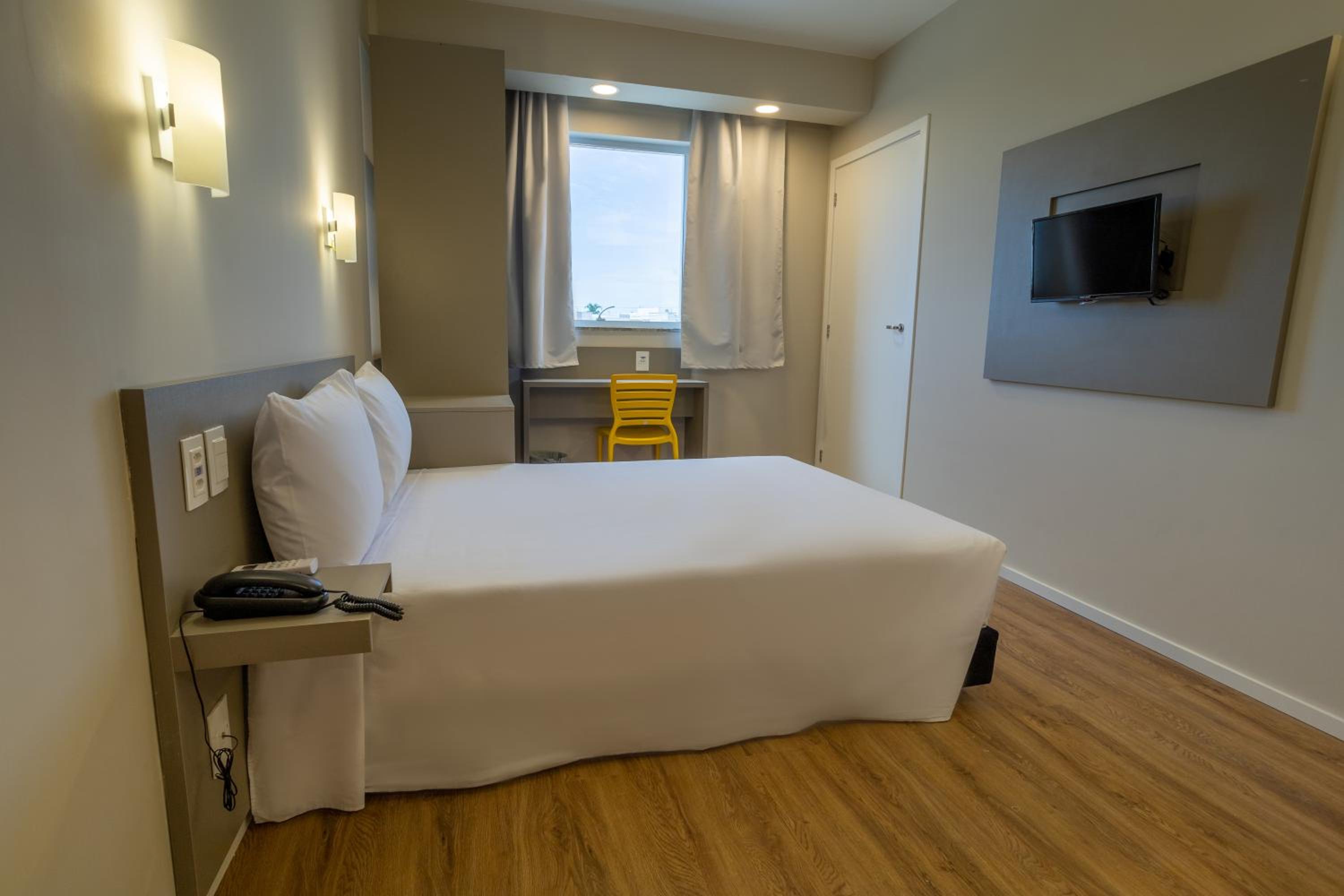 Queen Room - Disability Access photo 2
