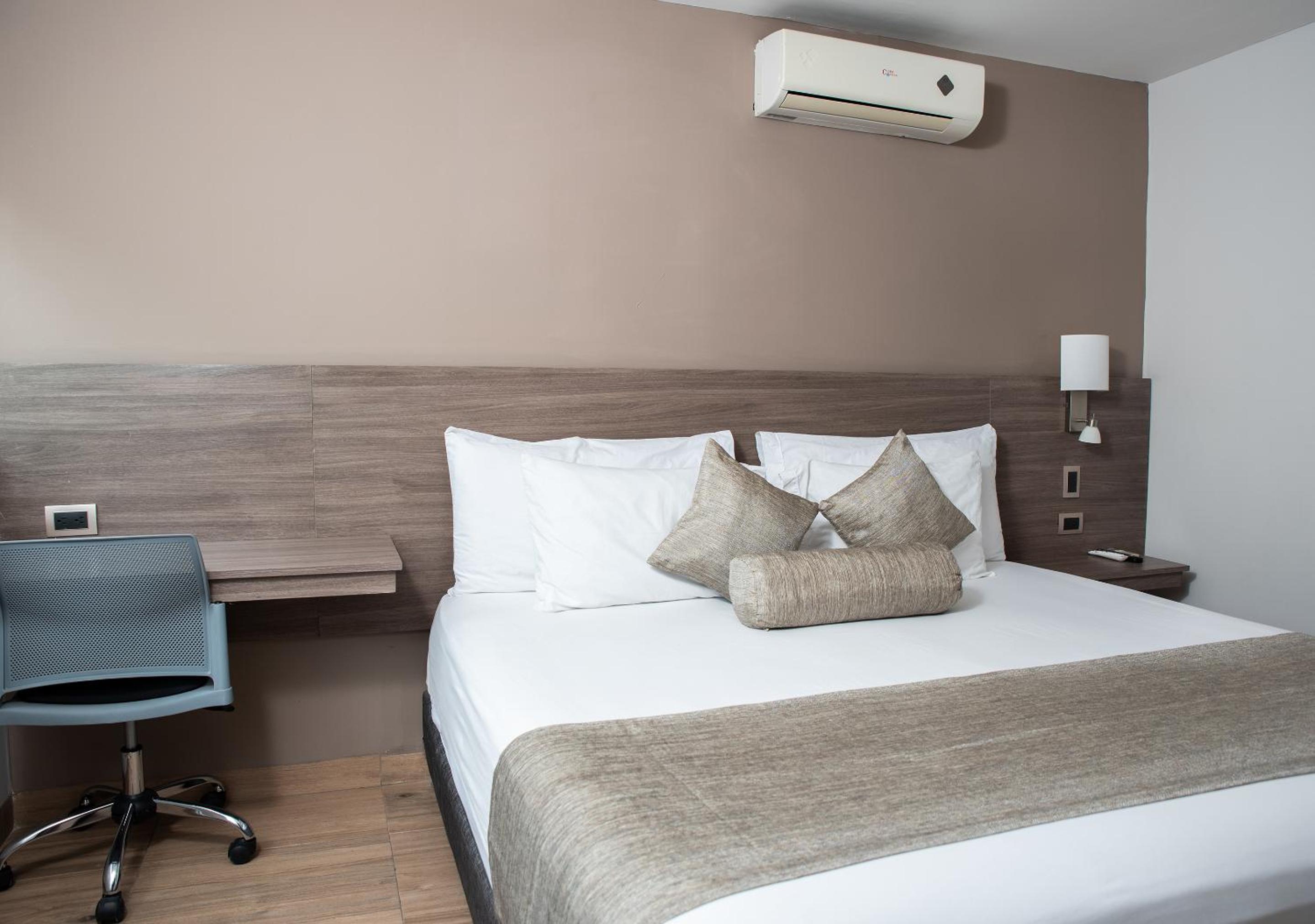 Deluxe King Room photo 2