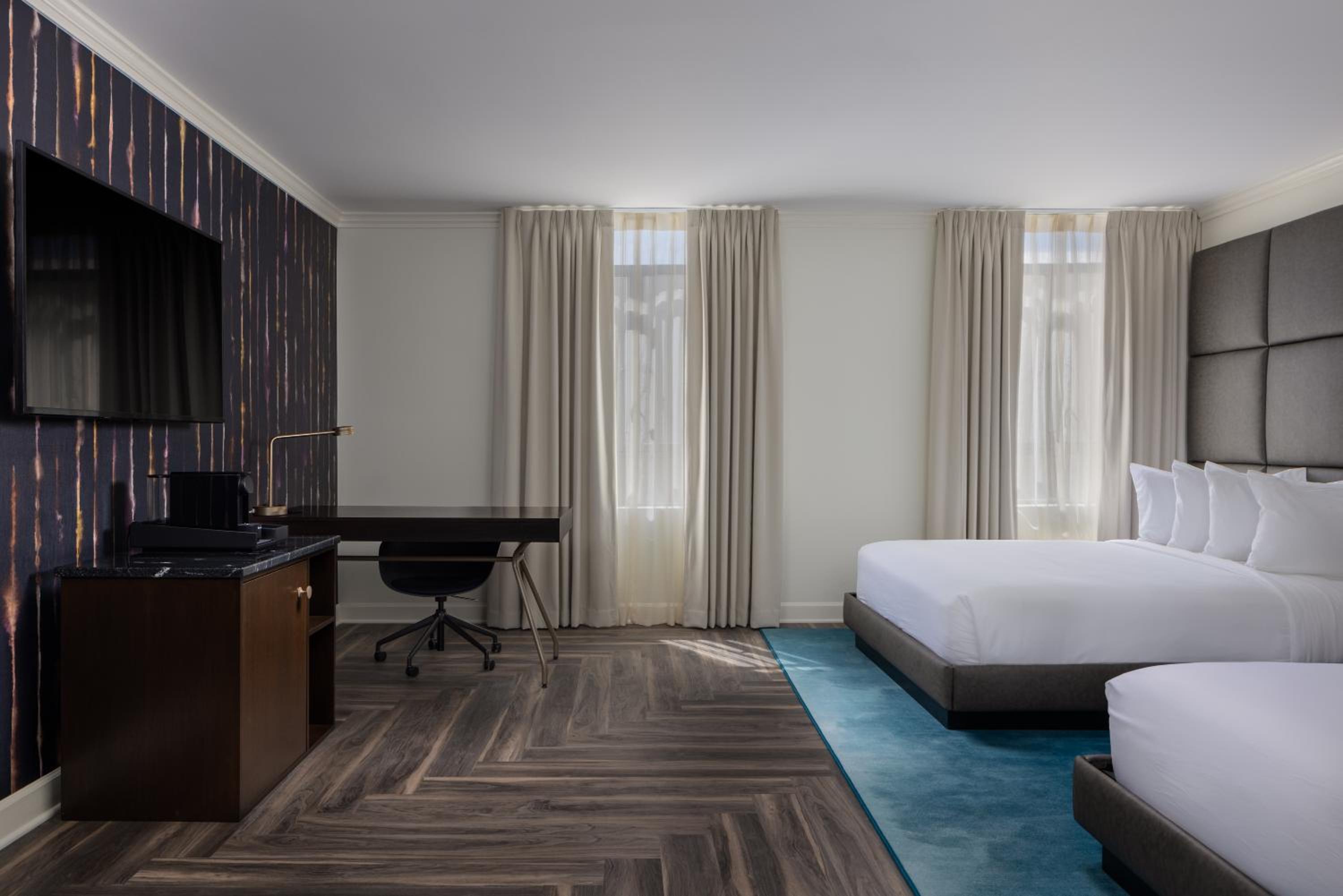 Queen Room with Two Queen Beds - Photo 4