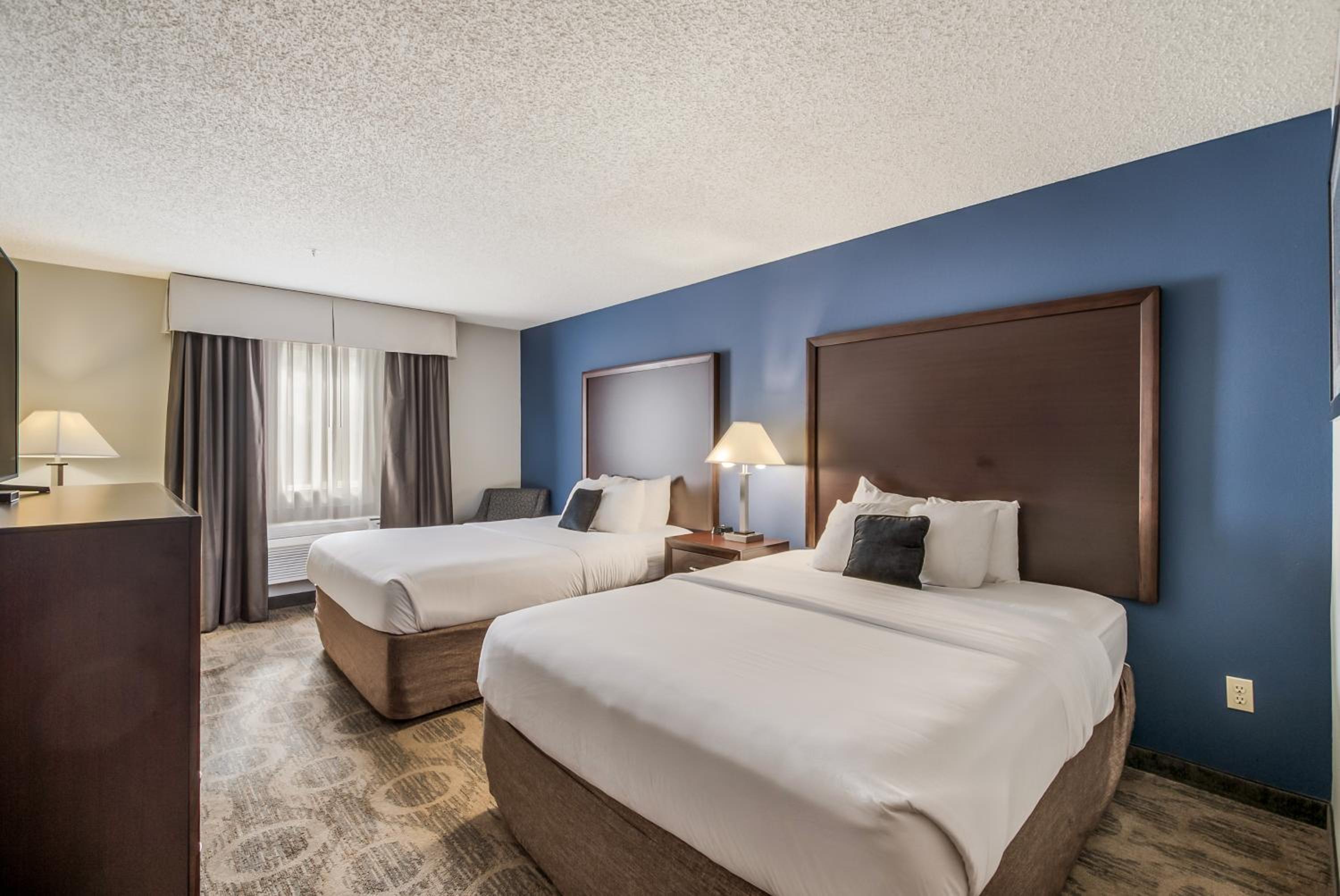 Queen Room with Two Queen Beds - Non-Smoking - Photo 3