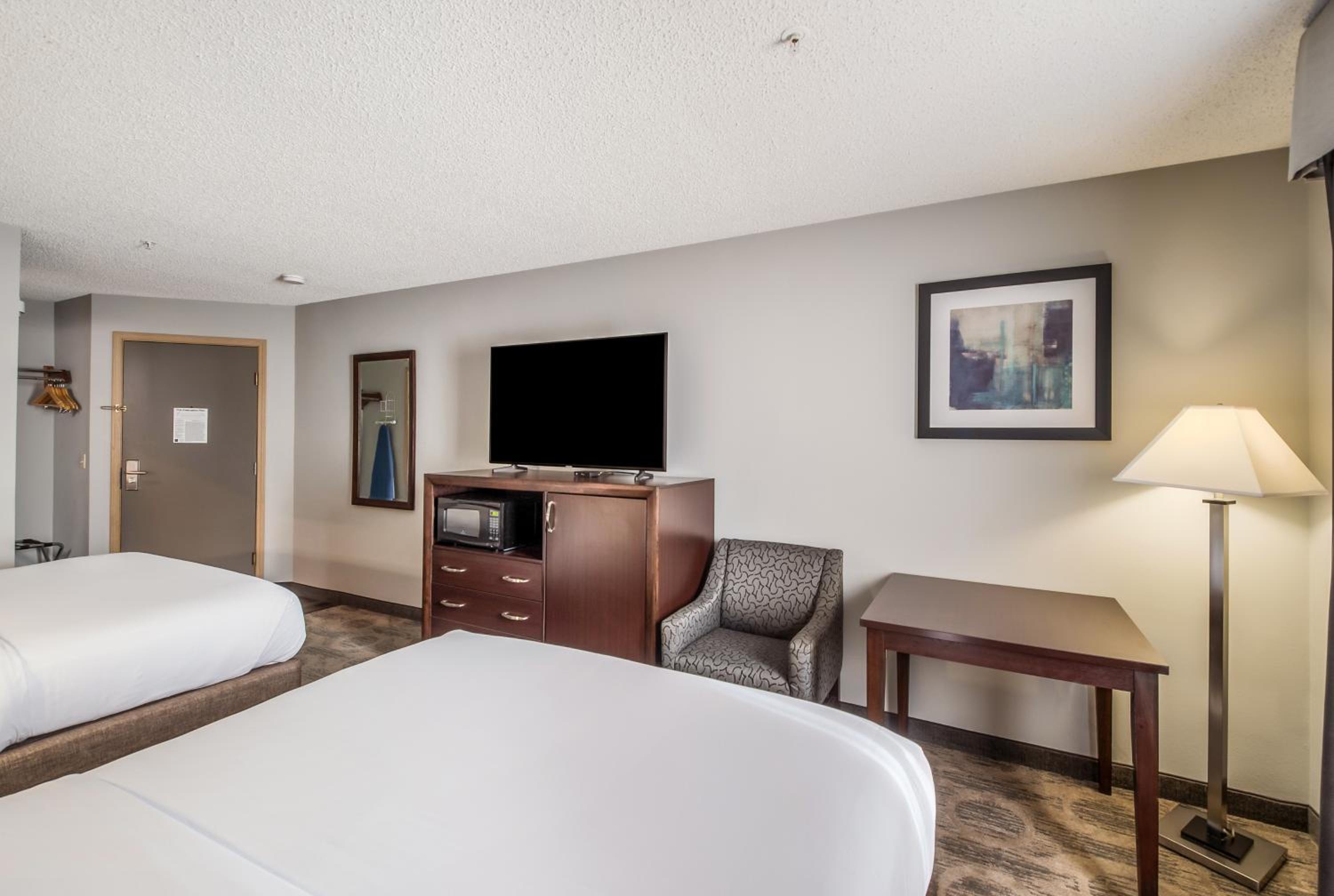 Queen Room with Two Queen Beds - Non-Smoking - Photo 2