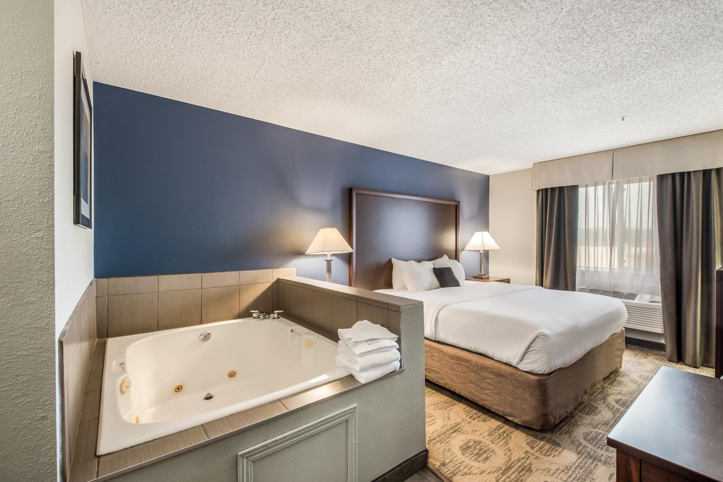 Deluxe King Room with Spa Bath - Non-Smoking - Photo 2