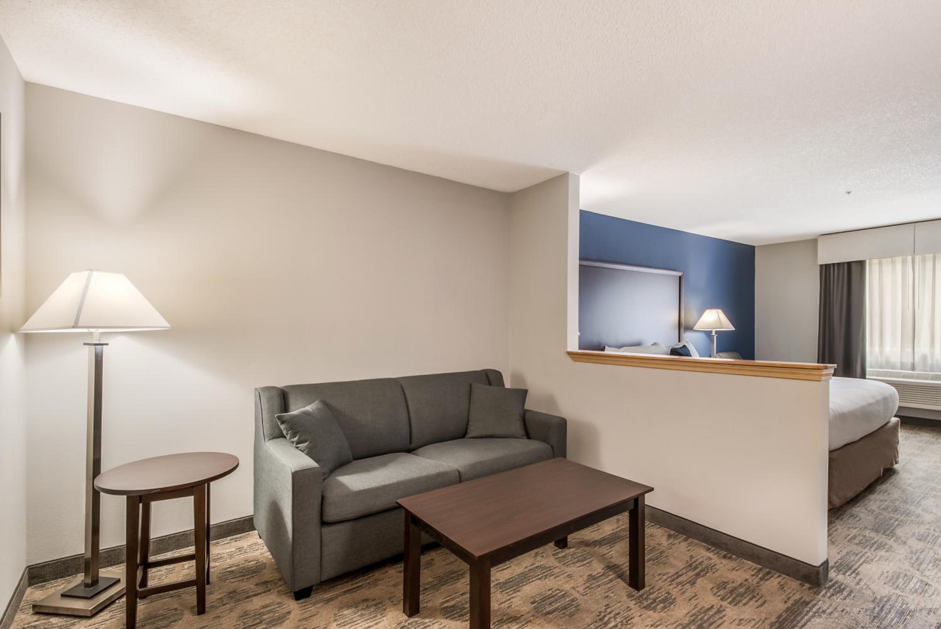 King Suite - Non-Smoking - Photo 2