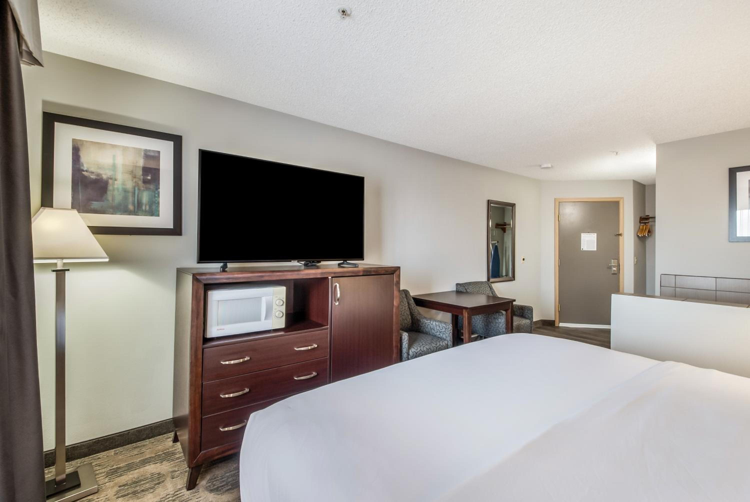 King Suite - Non-Smoking - Photo 4