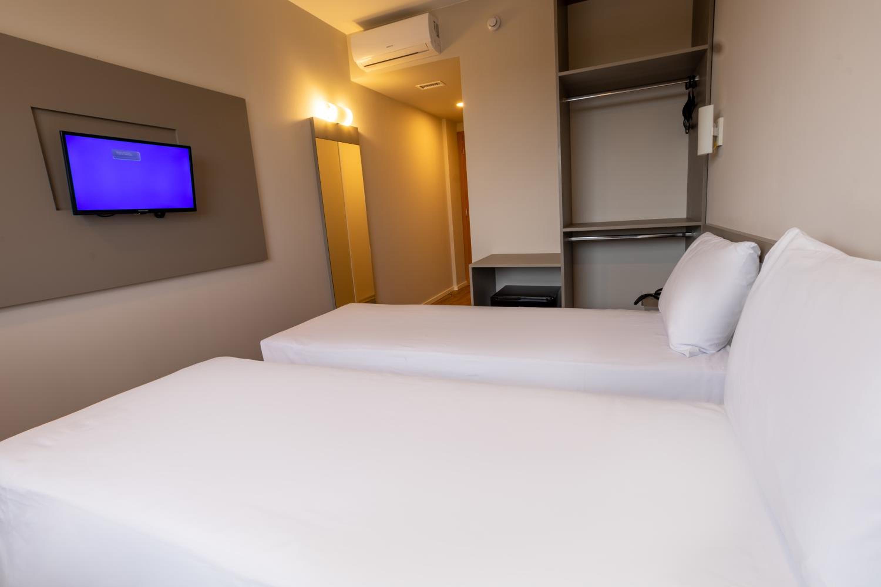 Standard Twin Room - Photo 3