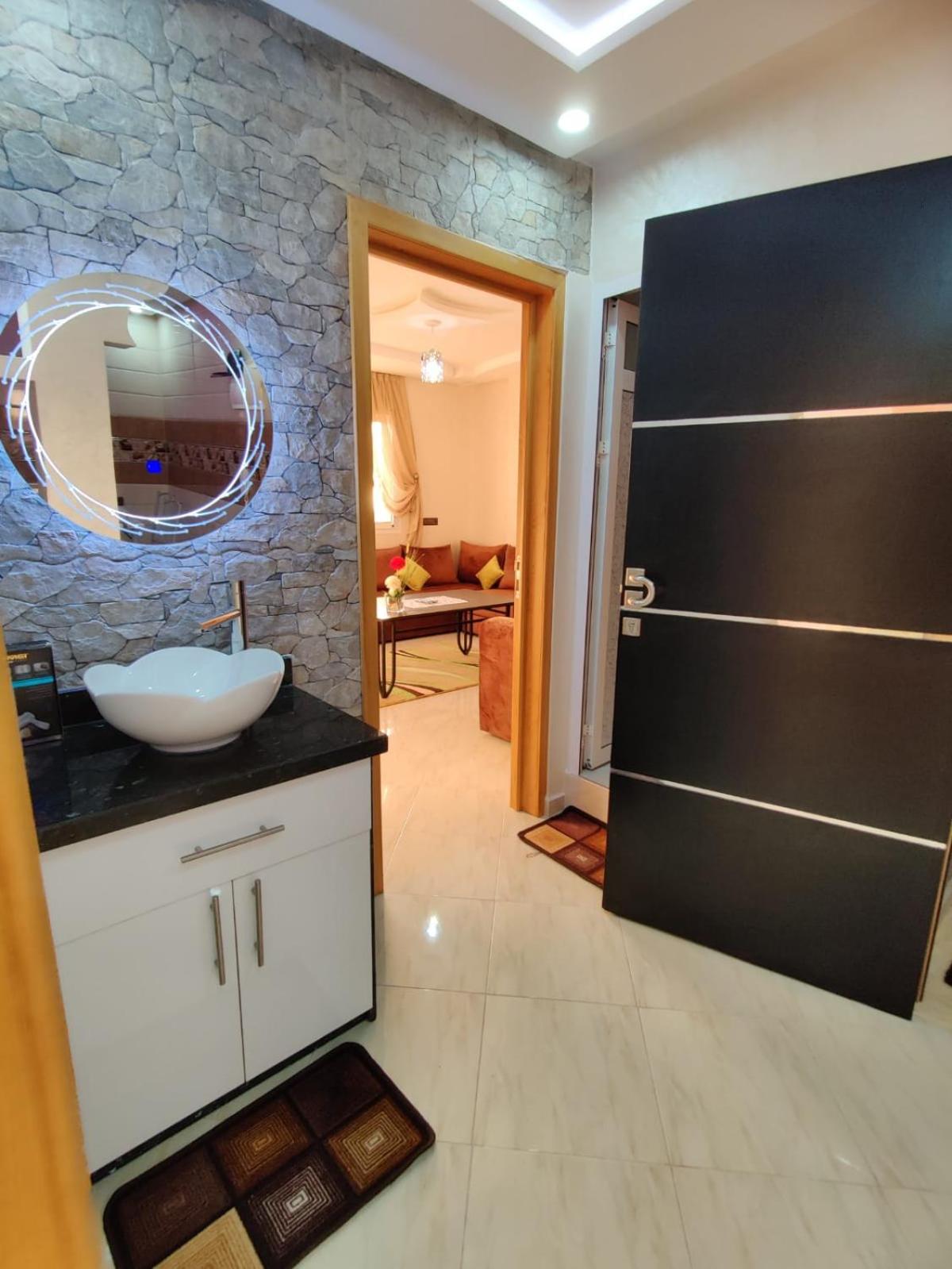 Apartment with Balcony - Photo 3