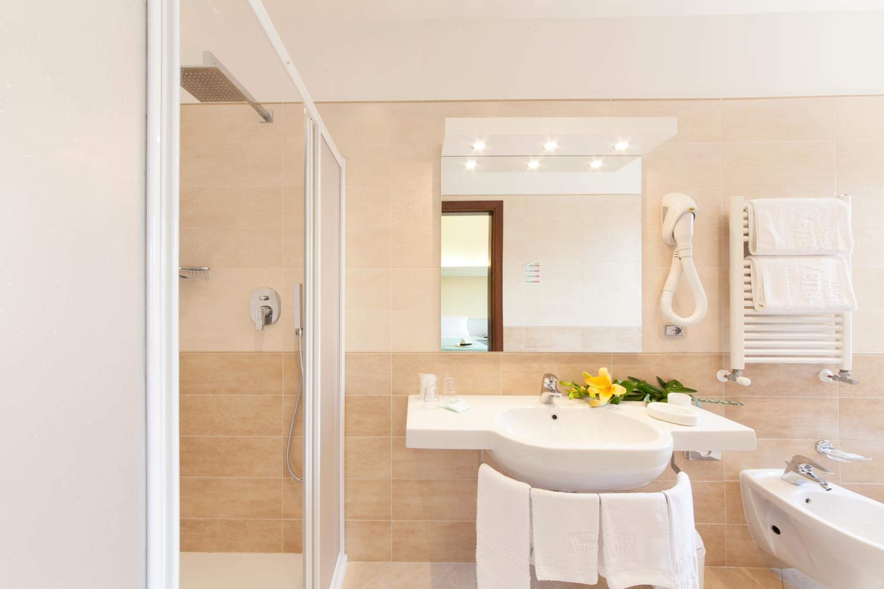 Double or Twin Room with Balcony - Photo 6