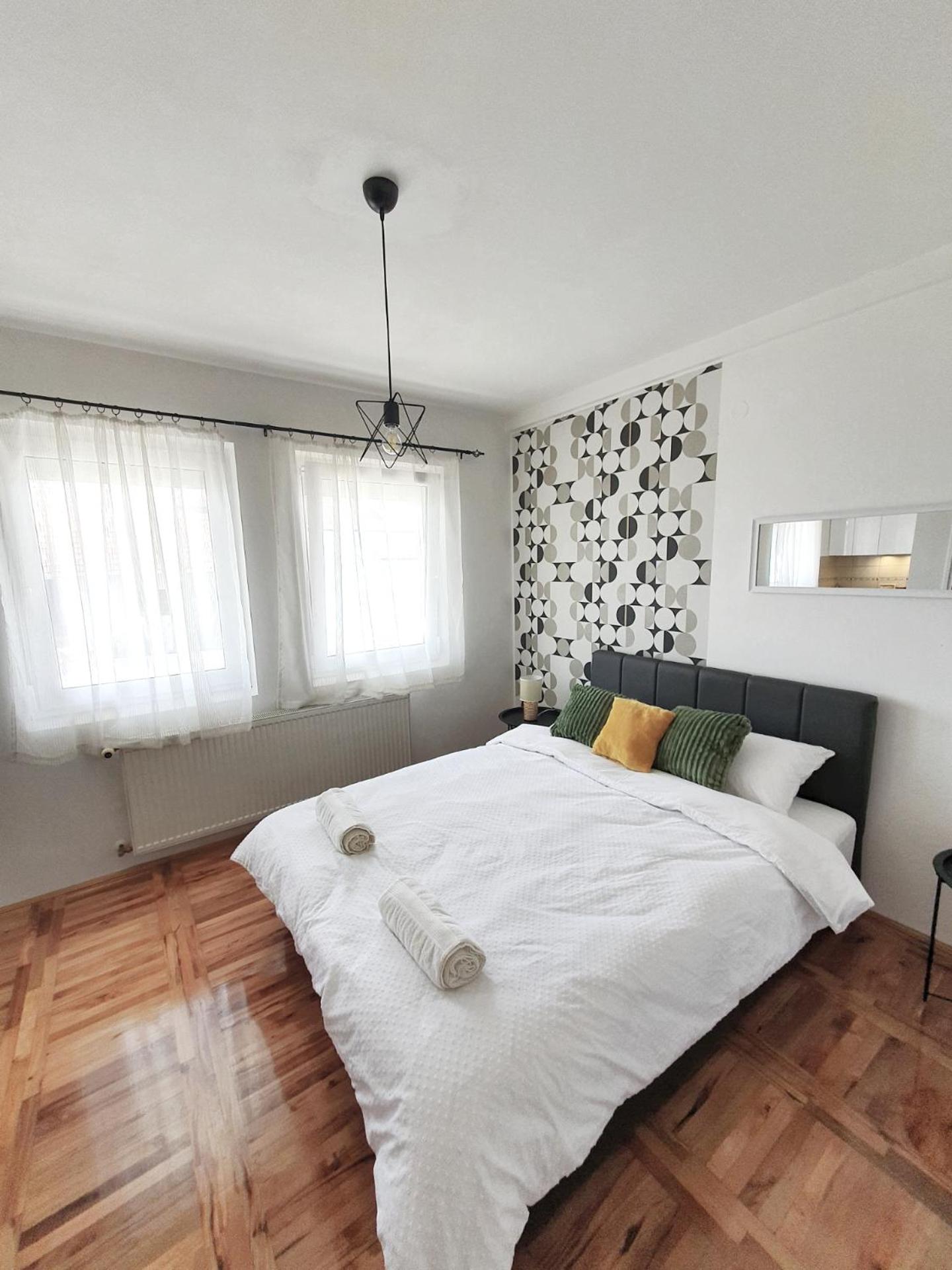One-Bedroom Apartment photo 1