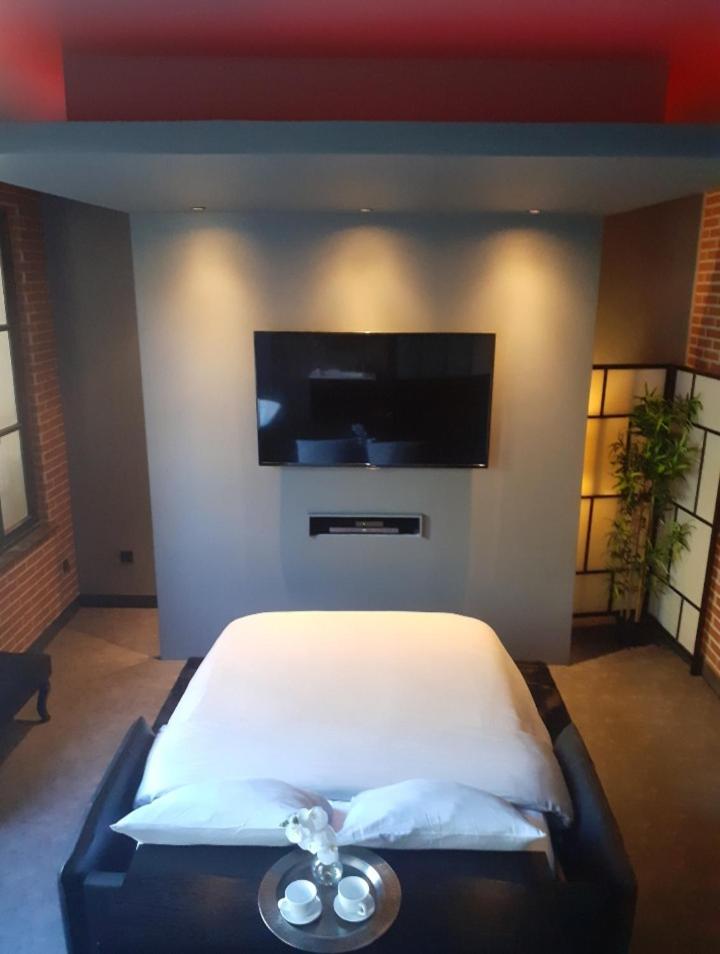 One-Bedroom Apartment - Photo 1