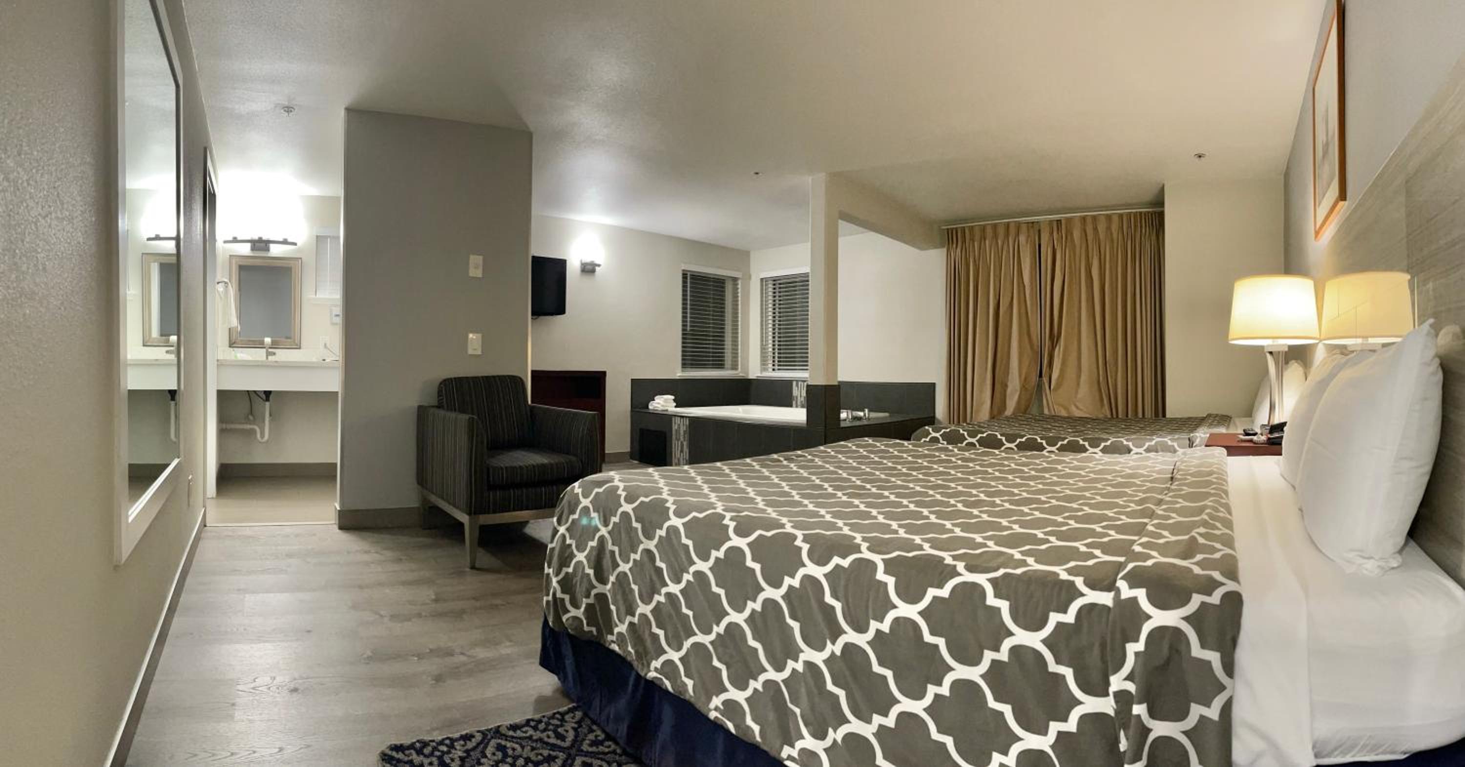 Deluxe Queen Suite with Two Queen Beds - Photo 2