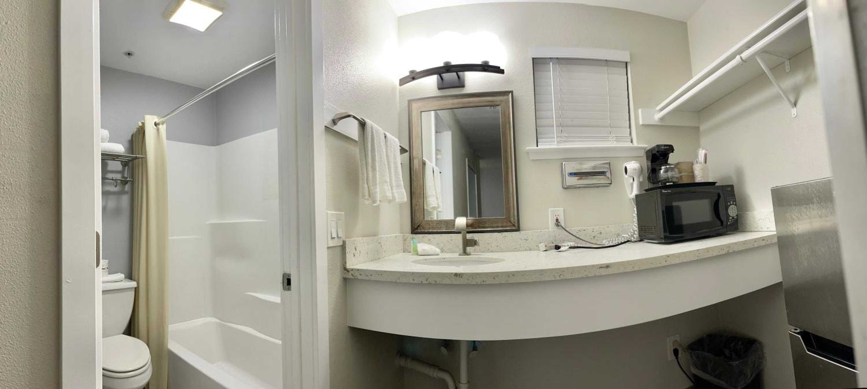 Deluxe Queen Suite with Two Queen Beds - Photo 4