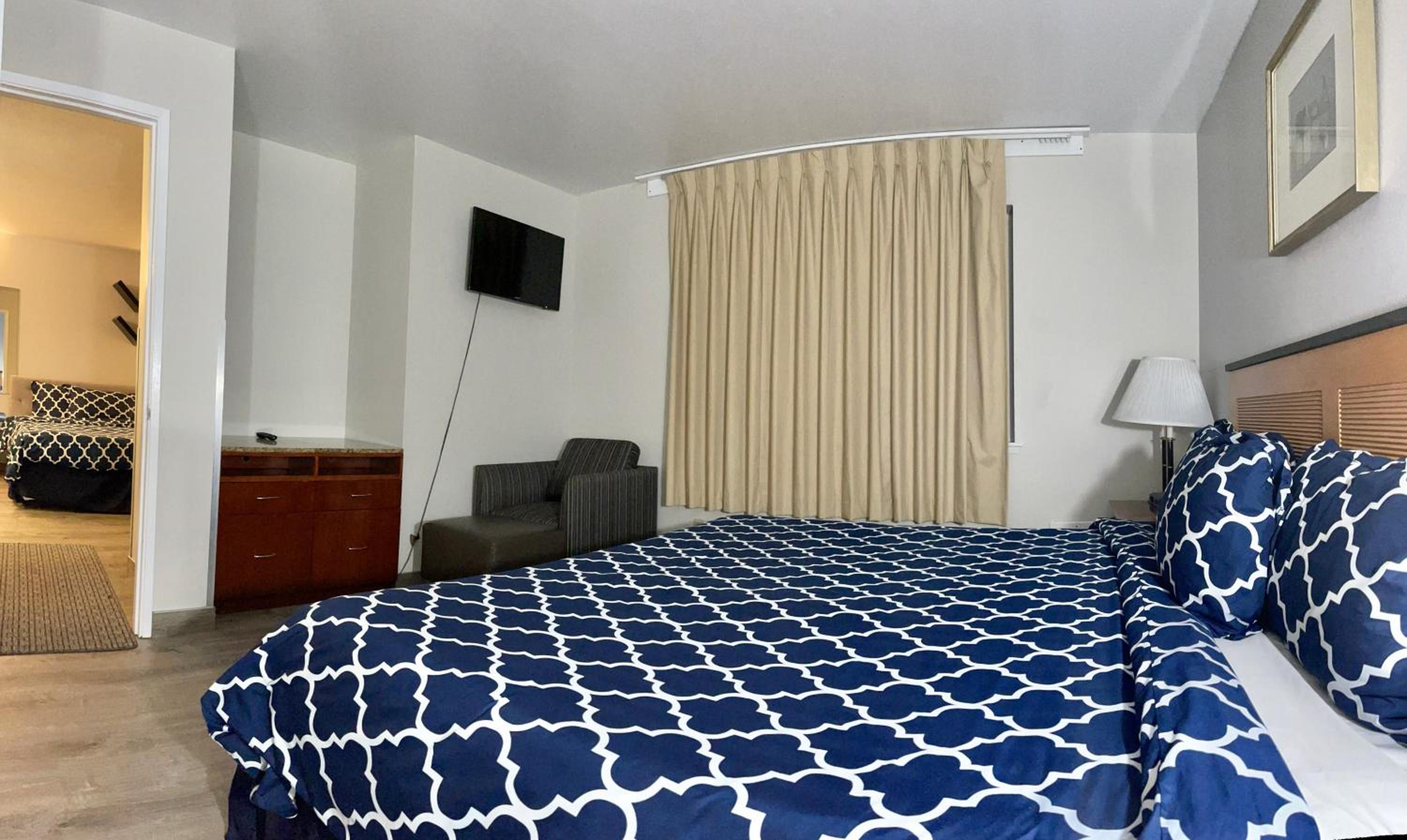King Two-Bedroom Suite - Non-Smoking - Photo 4