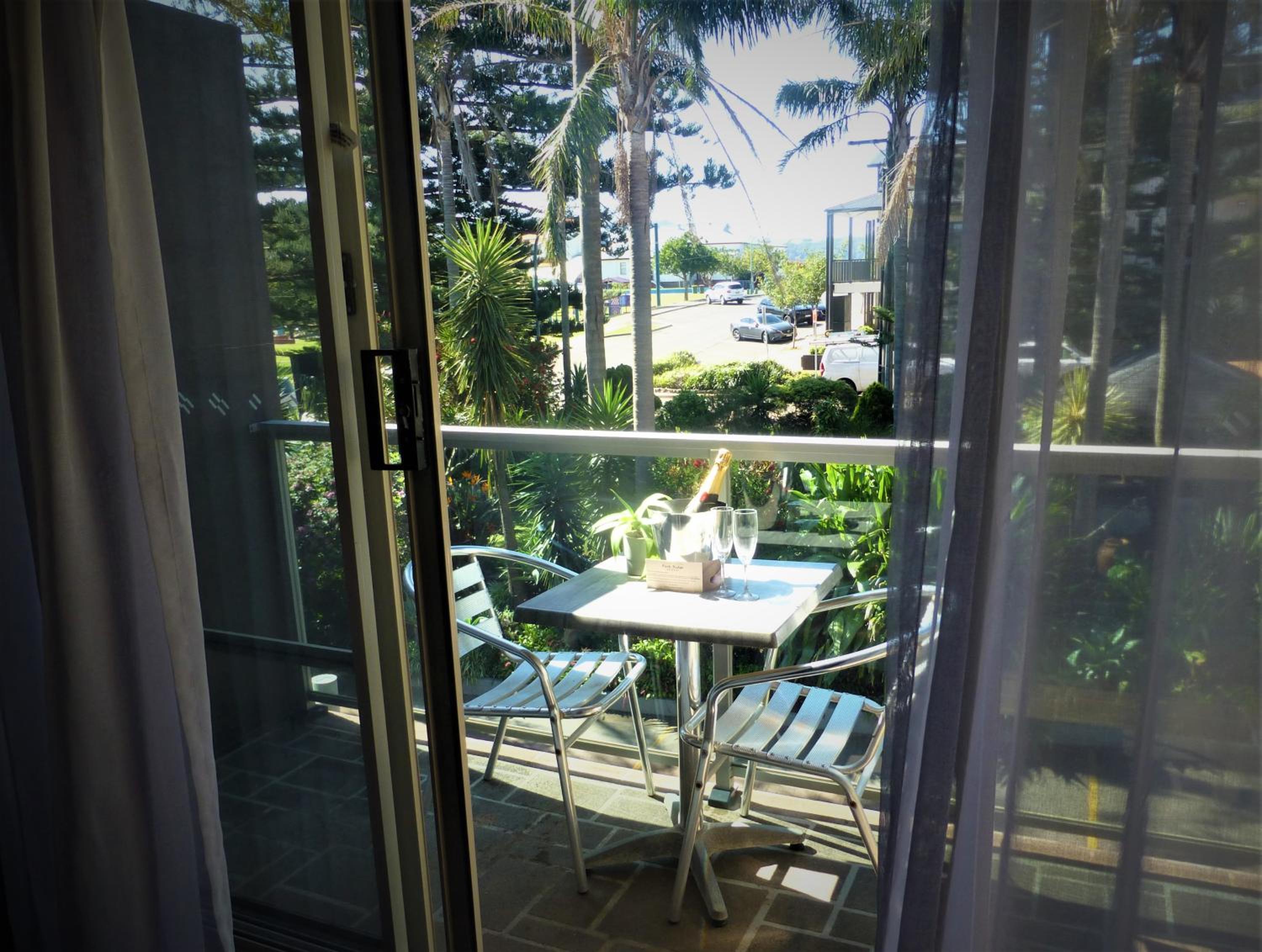 Deluxe King Room with Private Balcony photo 2