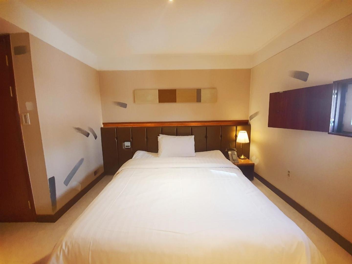 Deluxe Double Room with Spa Bath Breakfast Included