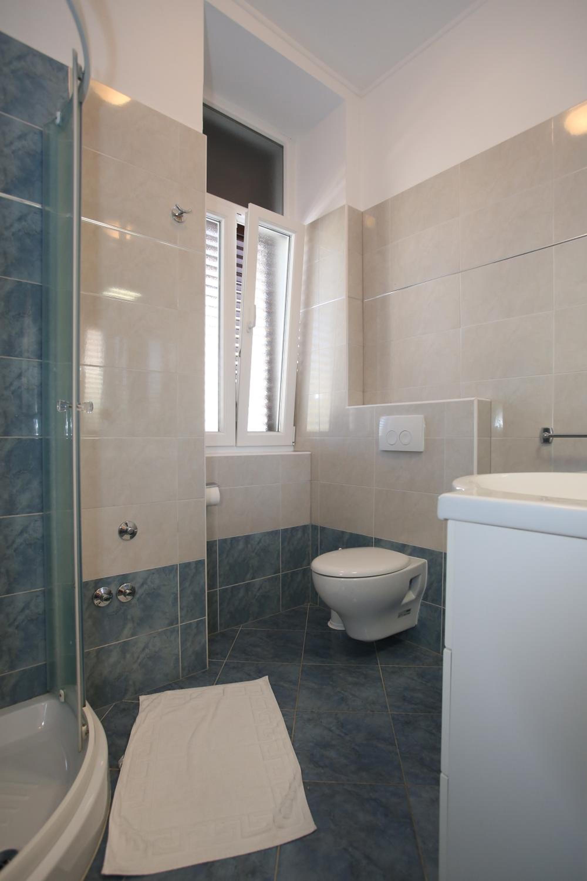 Double or Twin Room with Private External Bathroom - Photo 10