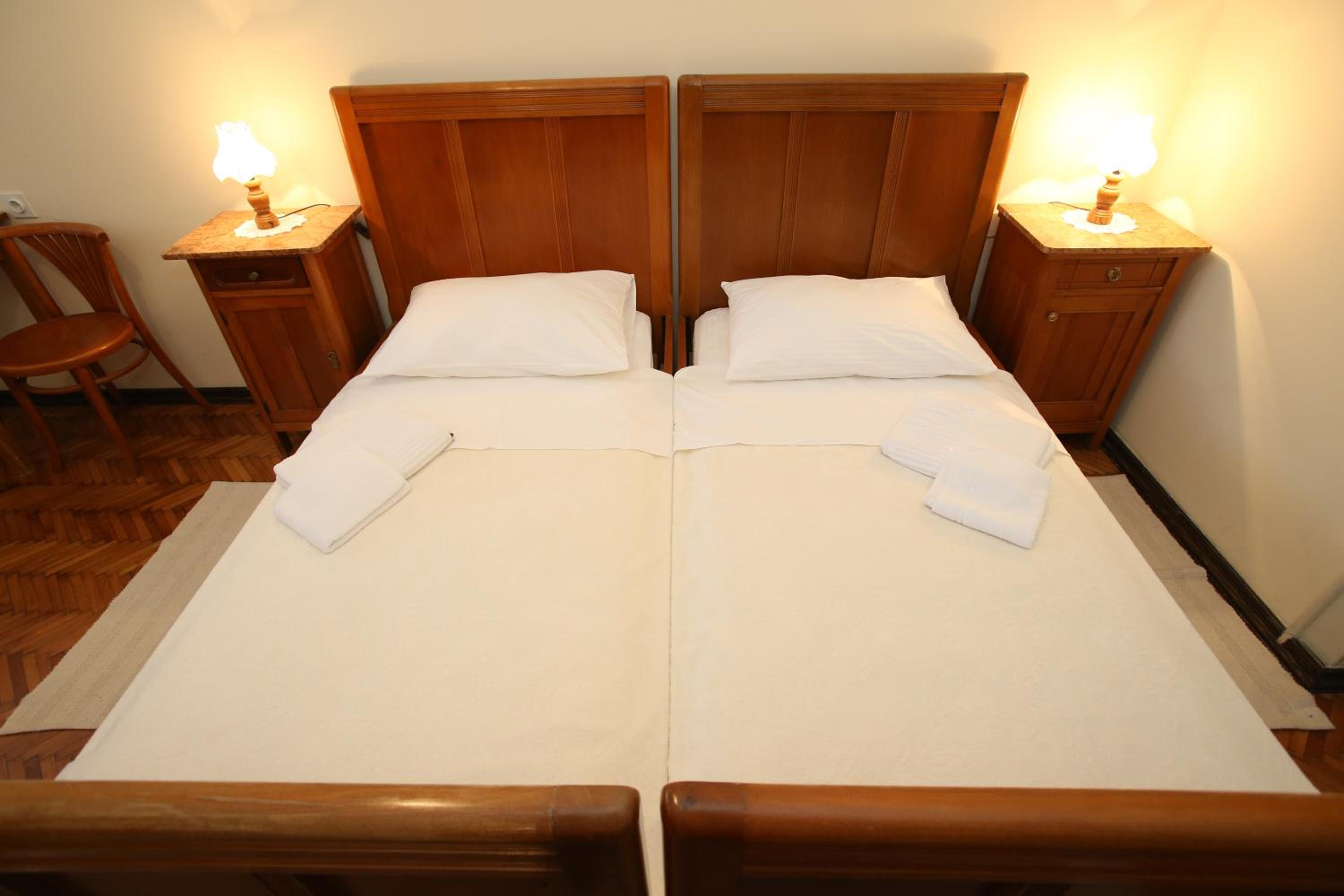 Double or Twin Room with Private External Bathroom - Photo 9