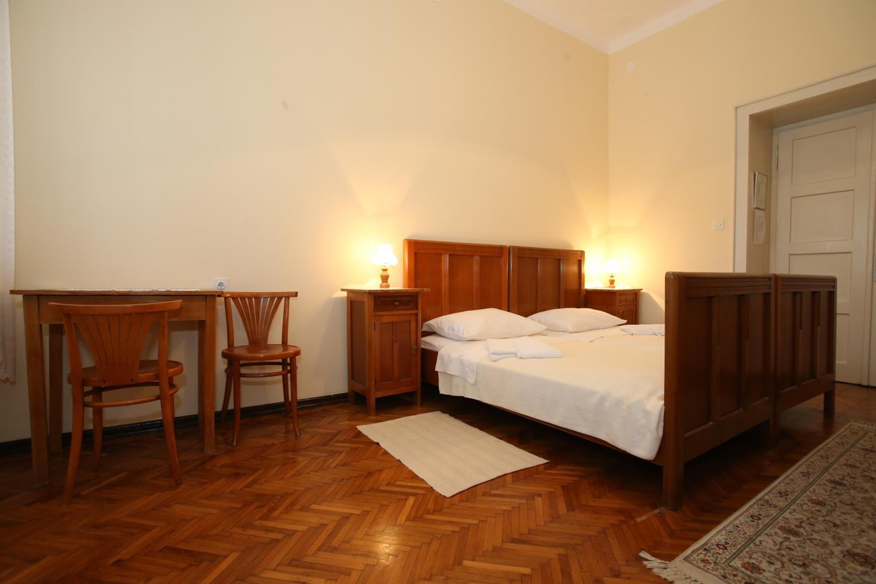 Double or Twin Room with Private External Bathroom - Photo 4