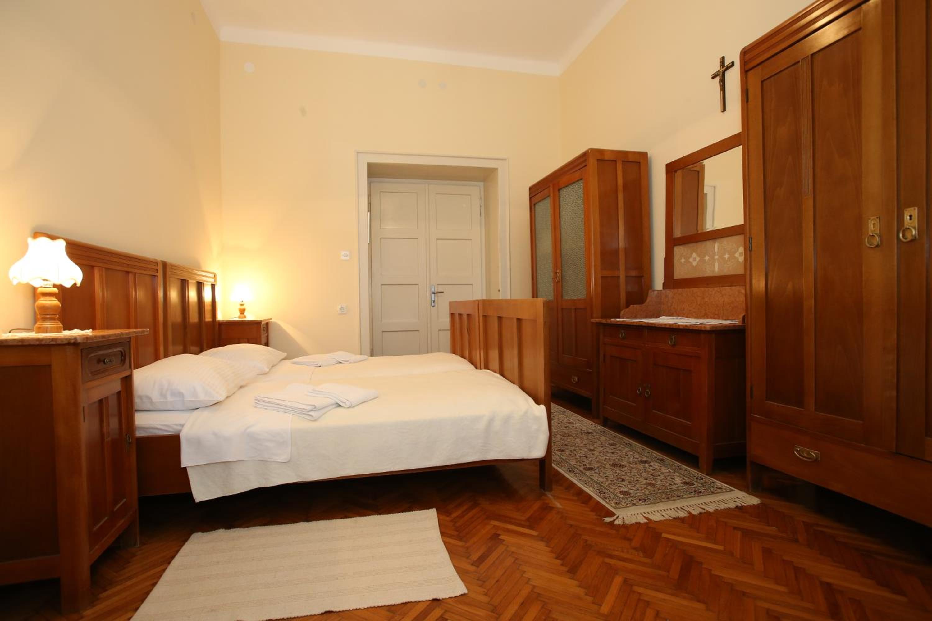 Double or Twin Room with Private External Bathroom - Photo 8