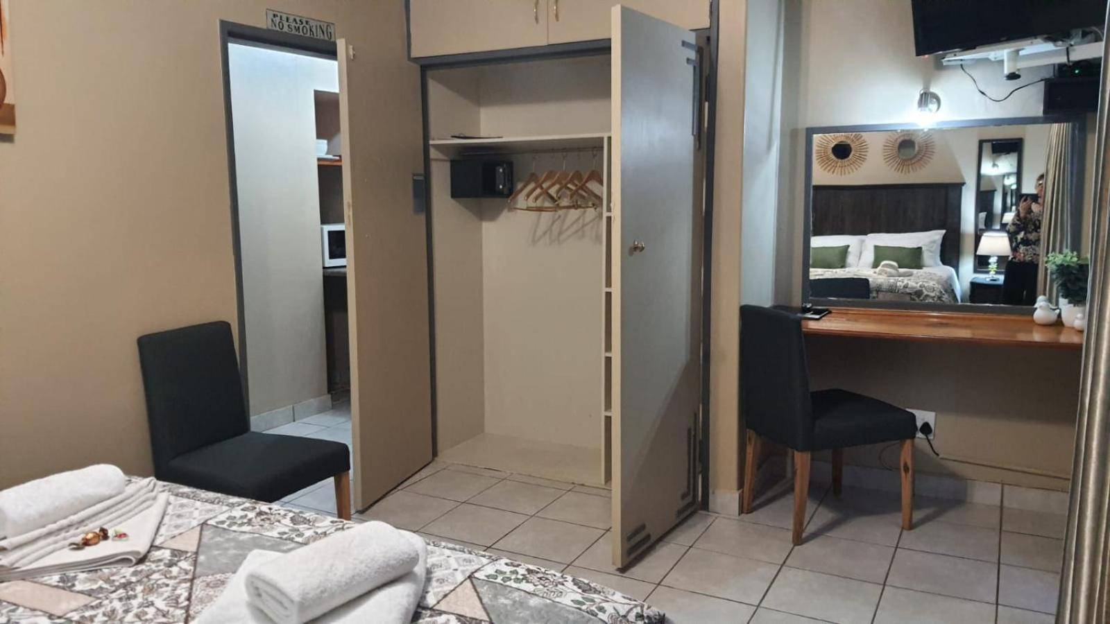 Deluxe Double Room - Photo 9