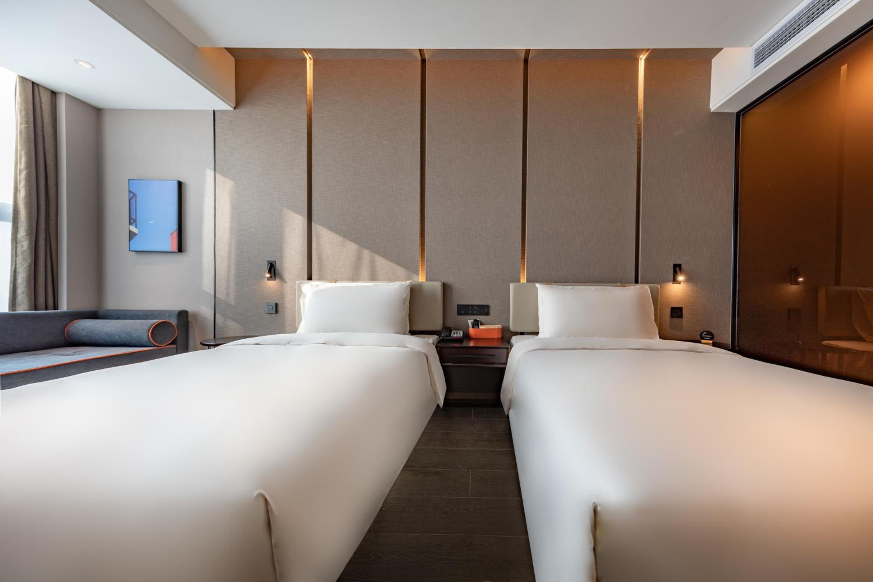 Twin Room with Lake View - Photo 2