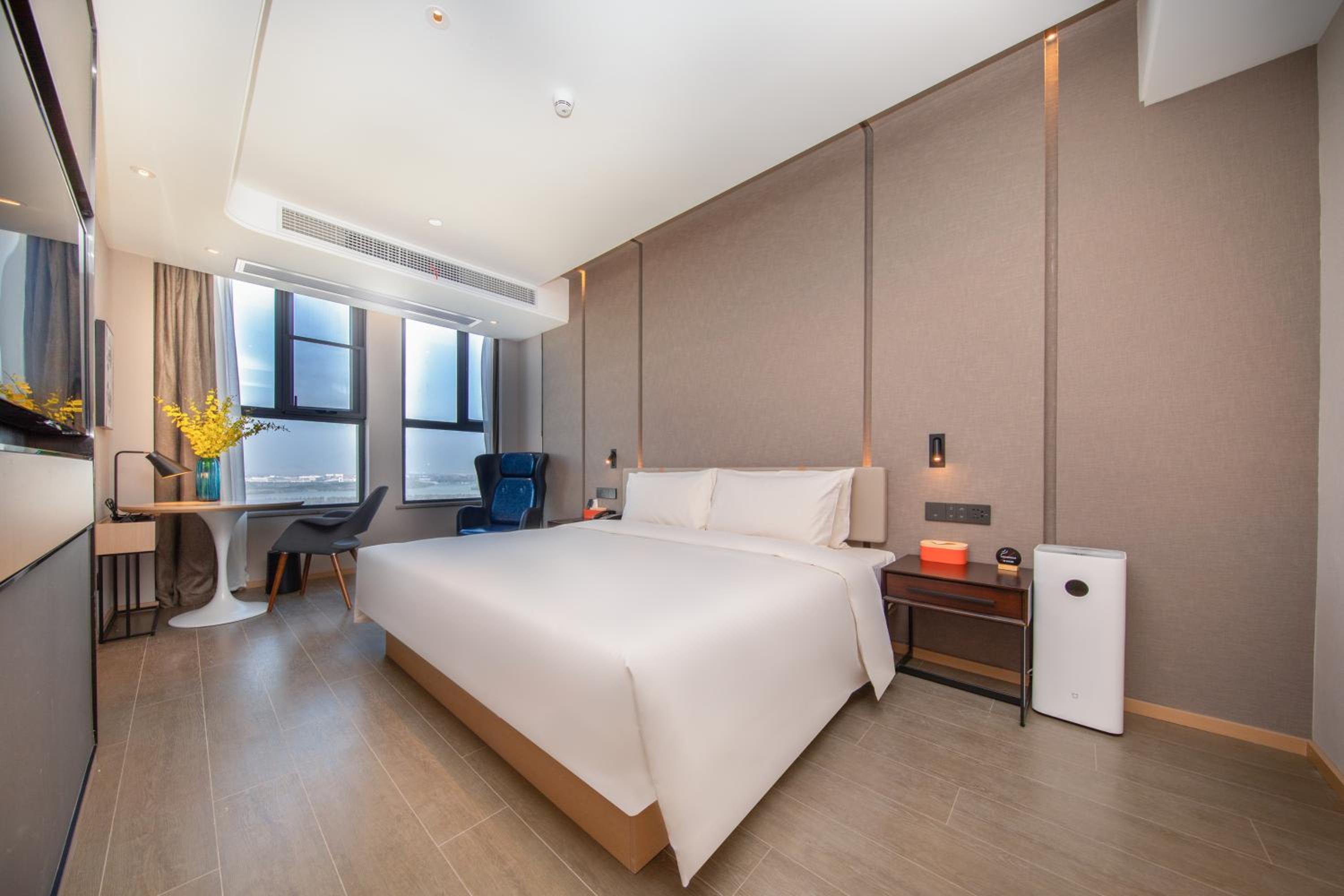 Superior Suite with Lake View - Photo 1